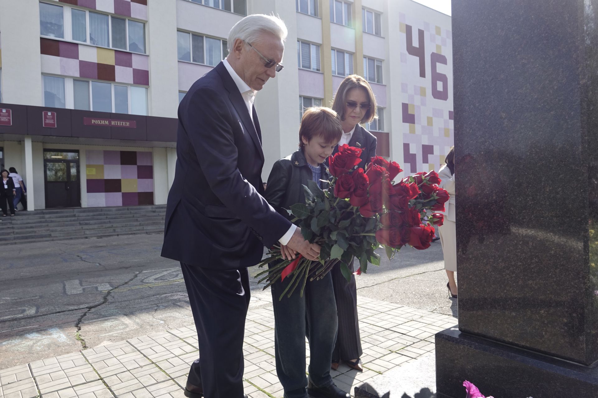После голосования глава предприятия возложил букет цветов к памятнику Дмитрия Бадретдинова