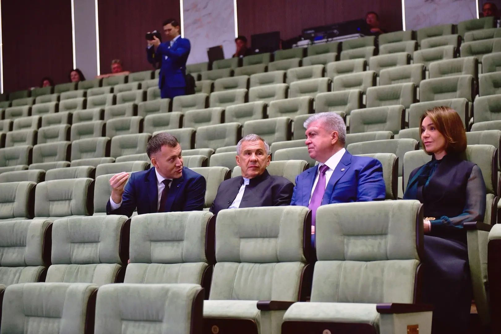 рустам миниханов посмотрел концертный зал после ремонта