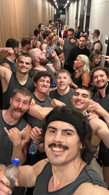 Он в составе команды с помощью канатов поднимал на пять метров над водой корабль, весящий около 2,5 тонн