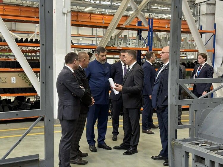 Коробченко также побывал на производстве автомобилей и автобусов