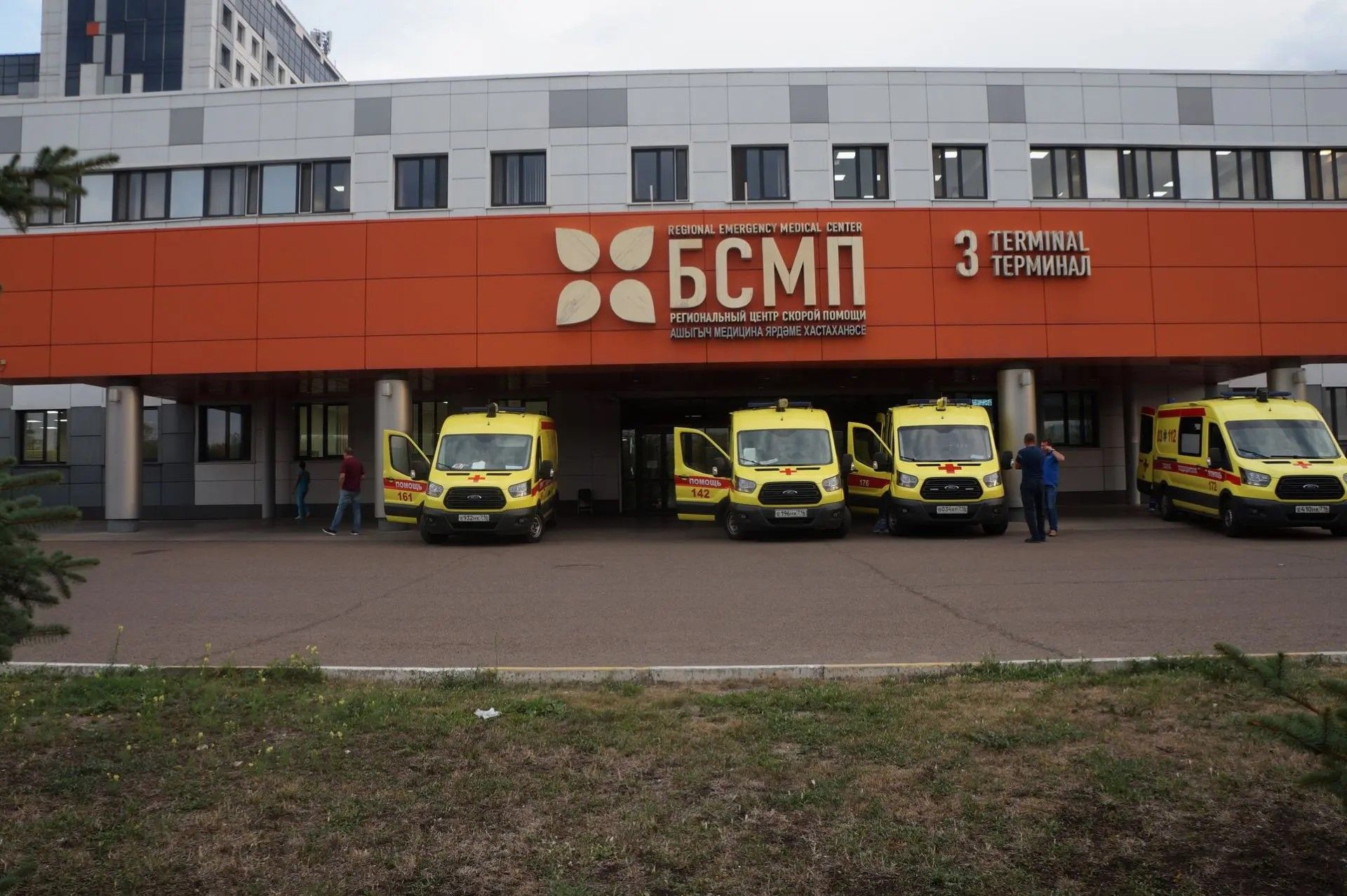 Коллеги помогают челнинке после аварии