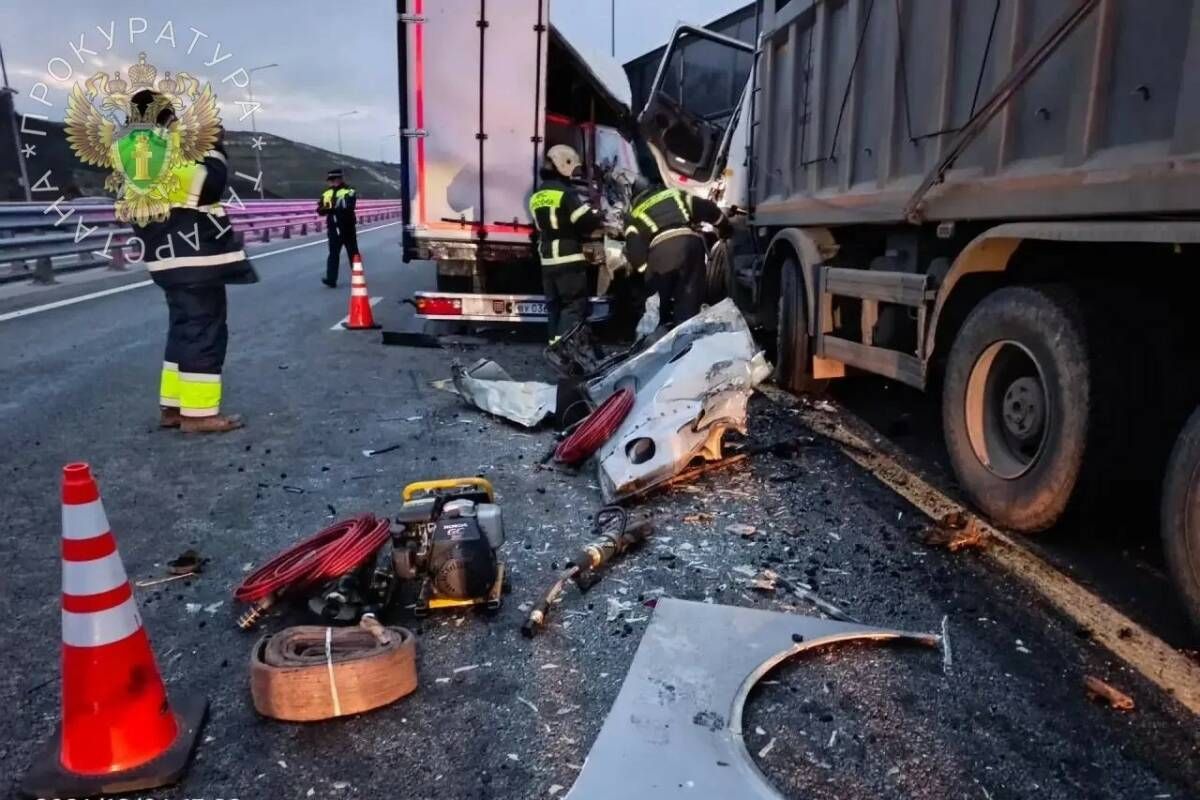 Травмы получили шесть пассажиров автобуса, а также водитель одного из грузовиков