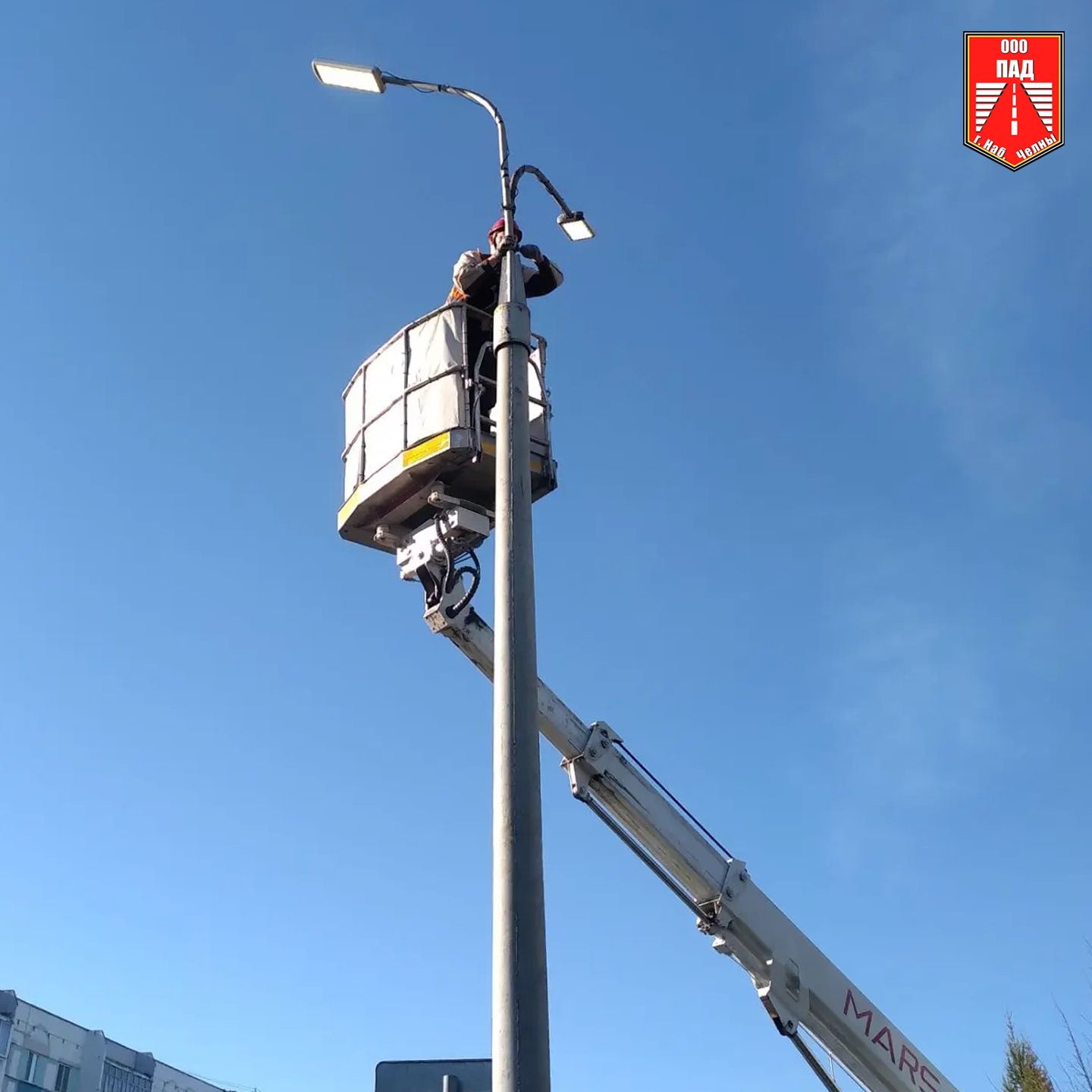 Недавно поврежденную конструкцию вывезли, а на ее месте установили новую