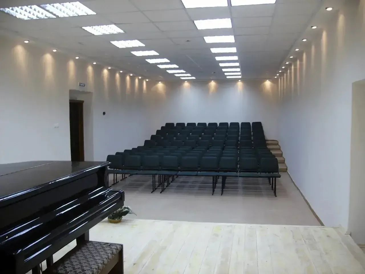 В школе занимается 330 учащихся, работает 42 преподавателя