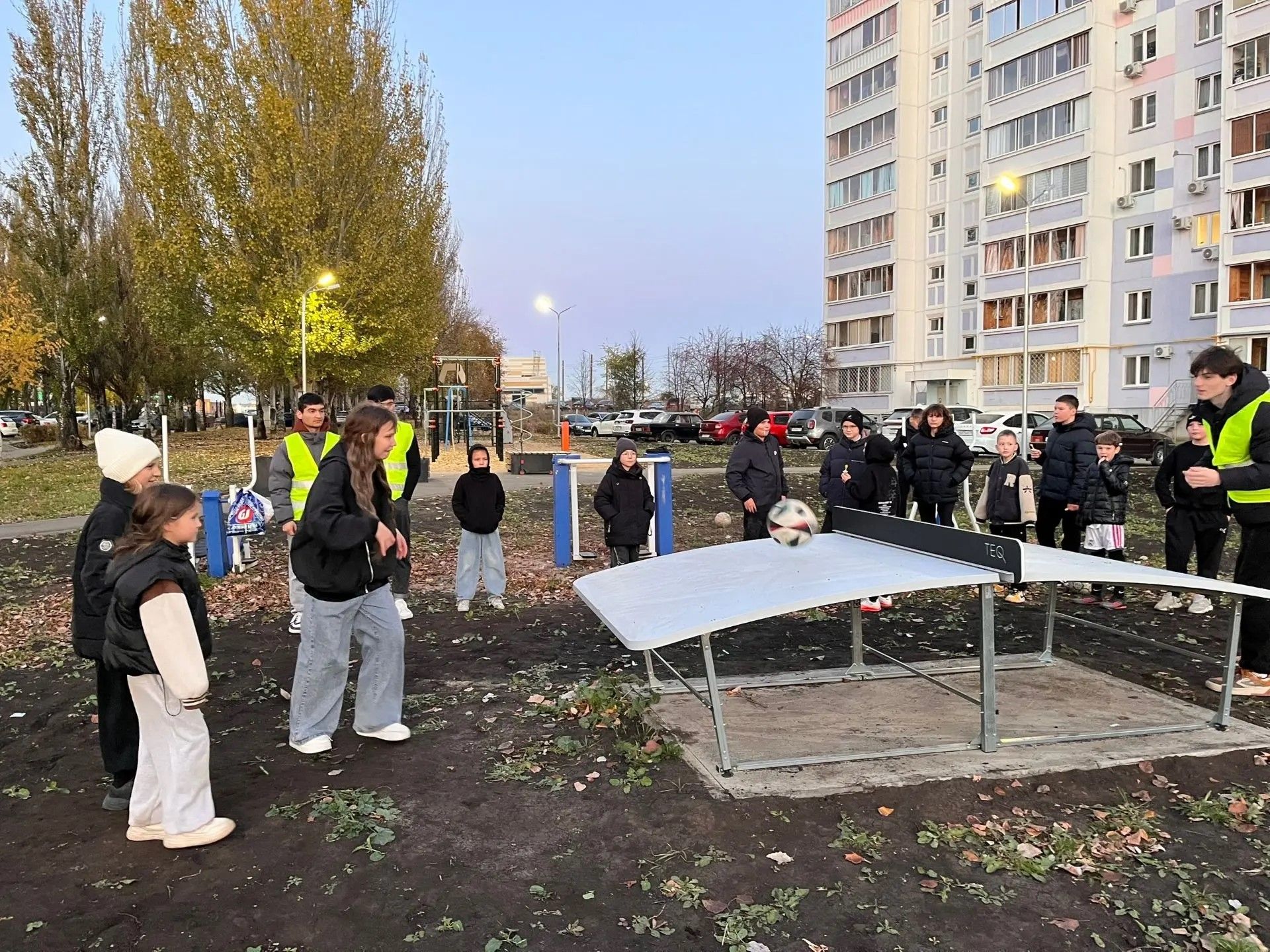 Около 300 тысяч рублей ушло, чтобы залить бетонное основание, установить стол