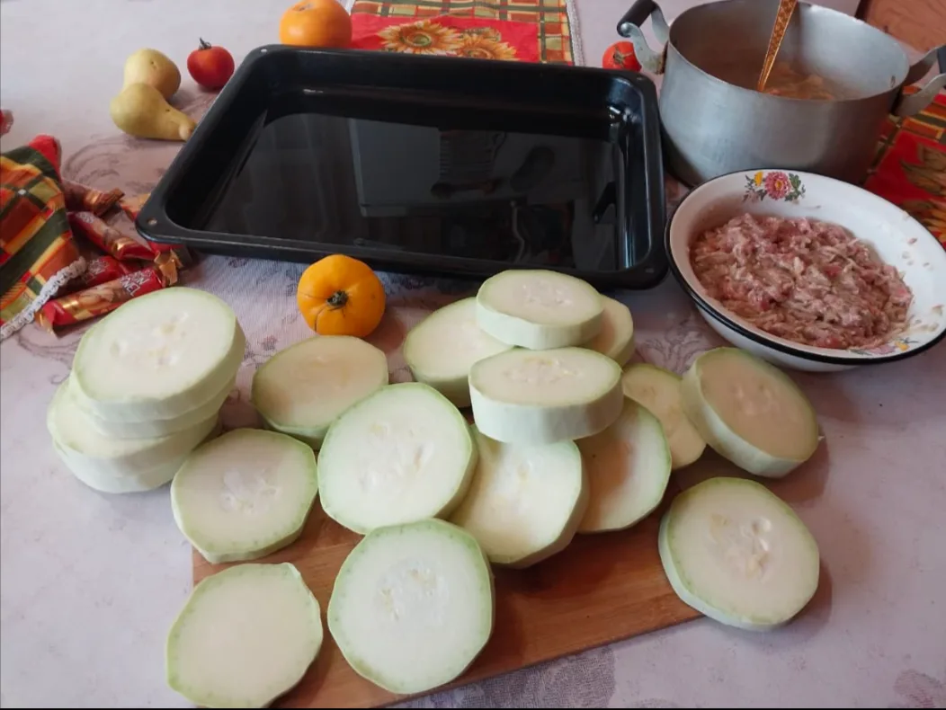 Запеченные фрикадельки с кабачком и грушей