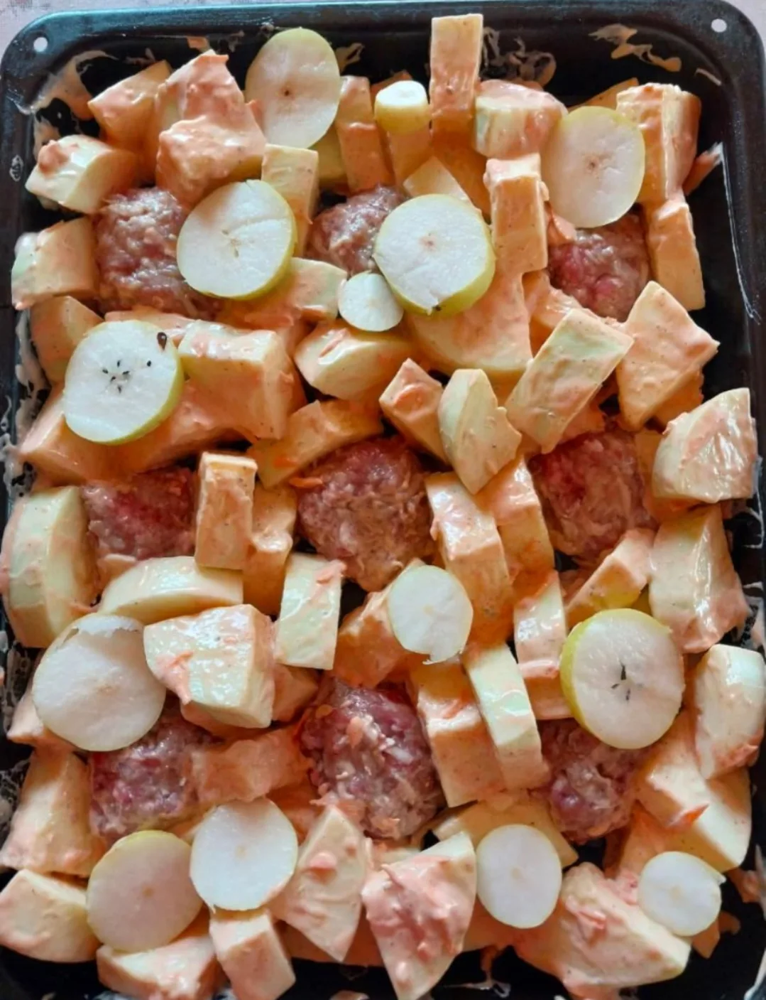 Запеченные фрикадельки с кабачком и грушей