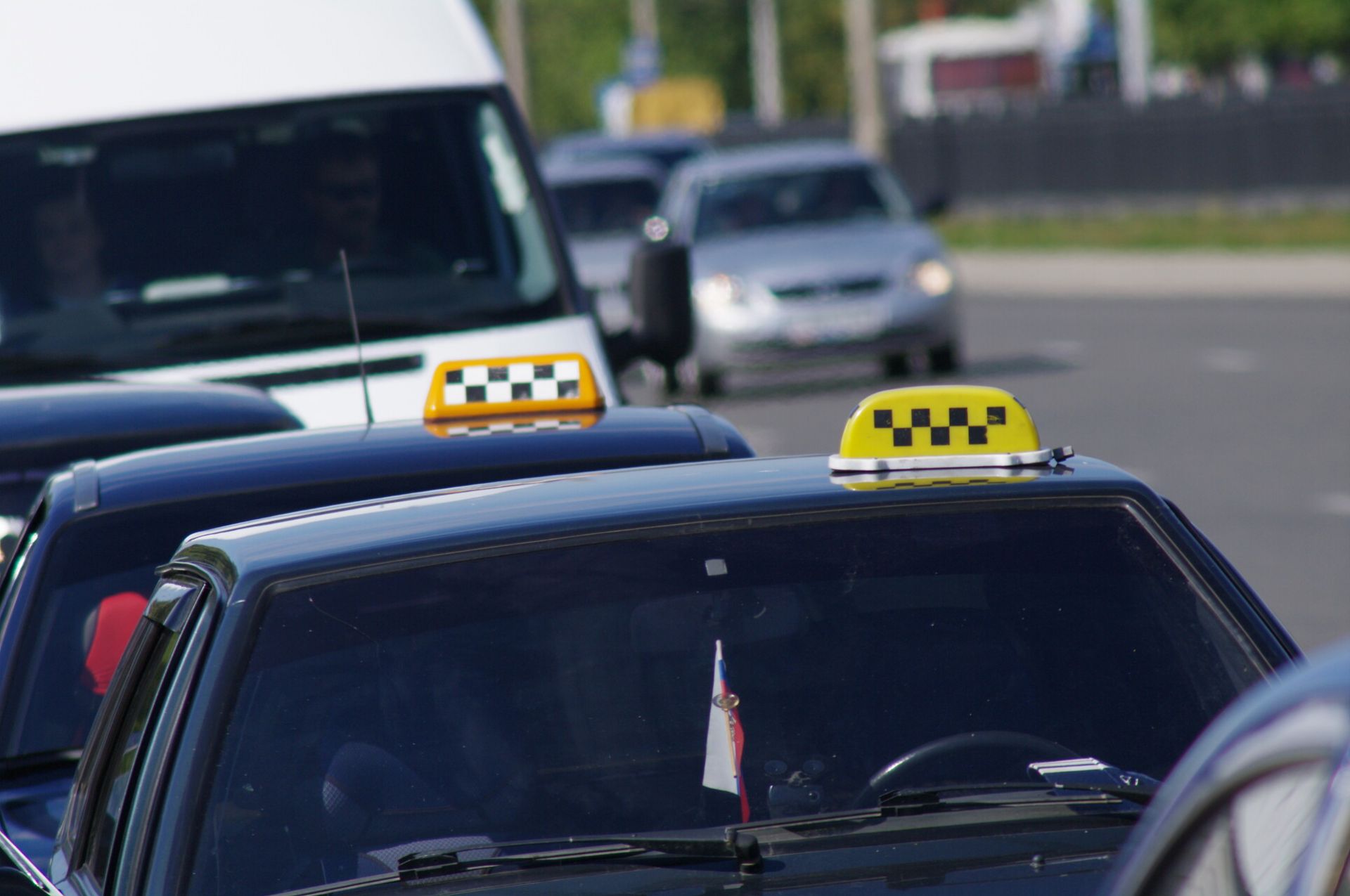 Таксисты из Набережных Челнов уезжают за выгодой в соседние города