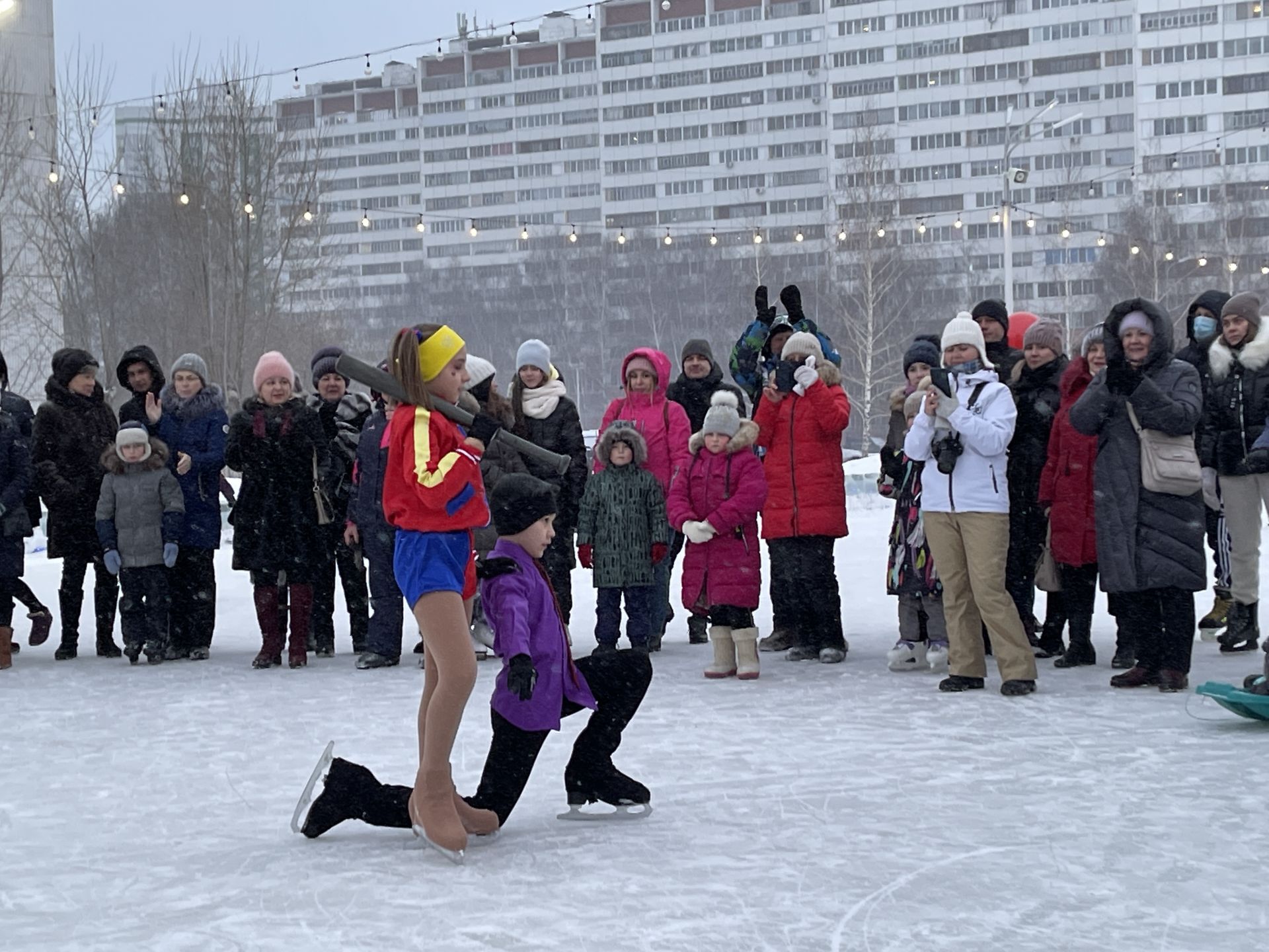 Челнинцы сыграли свадьбу на катке [+видео]