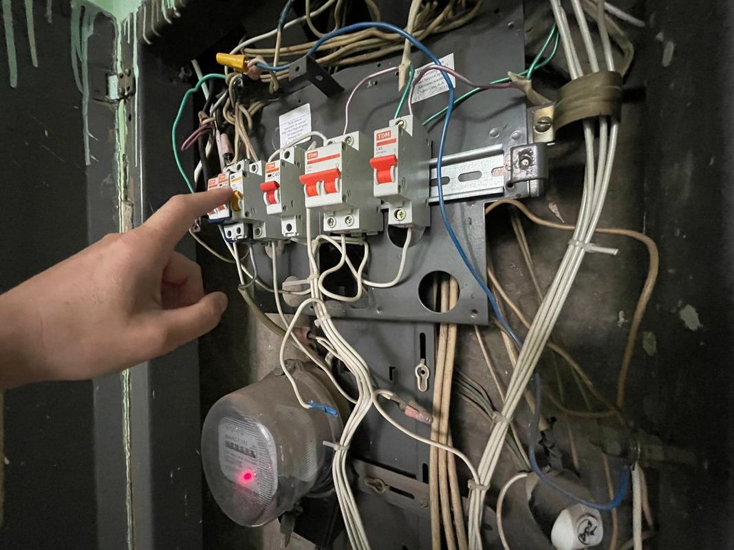 Отключили электричество. Для термо отключение электричества. Как обрезают электричество. Фото отключения электричества в Германии.