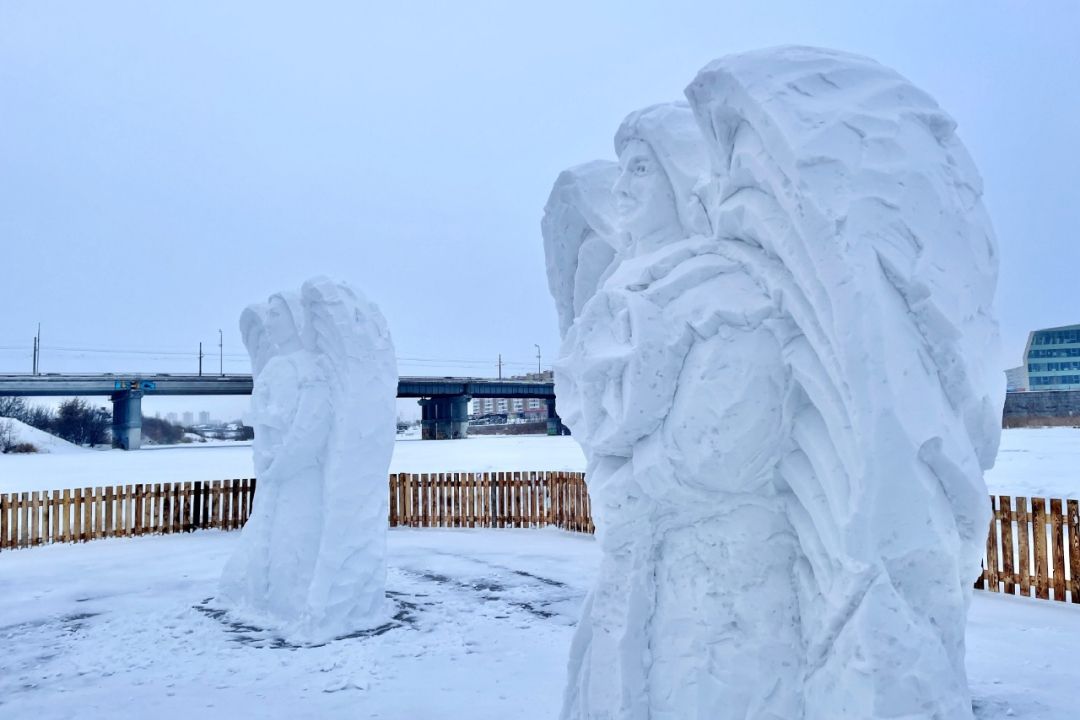 В преддверии Крещения в Набережных Челнах построили снежные фигуры архангелов