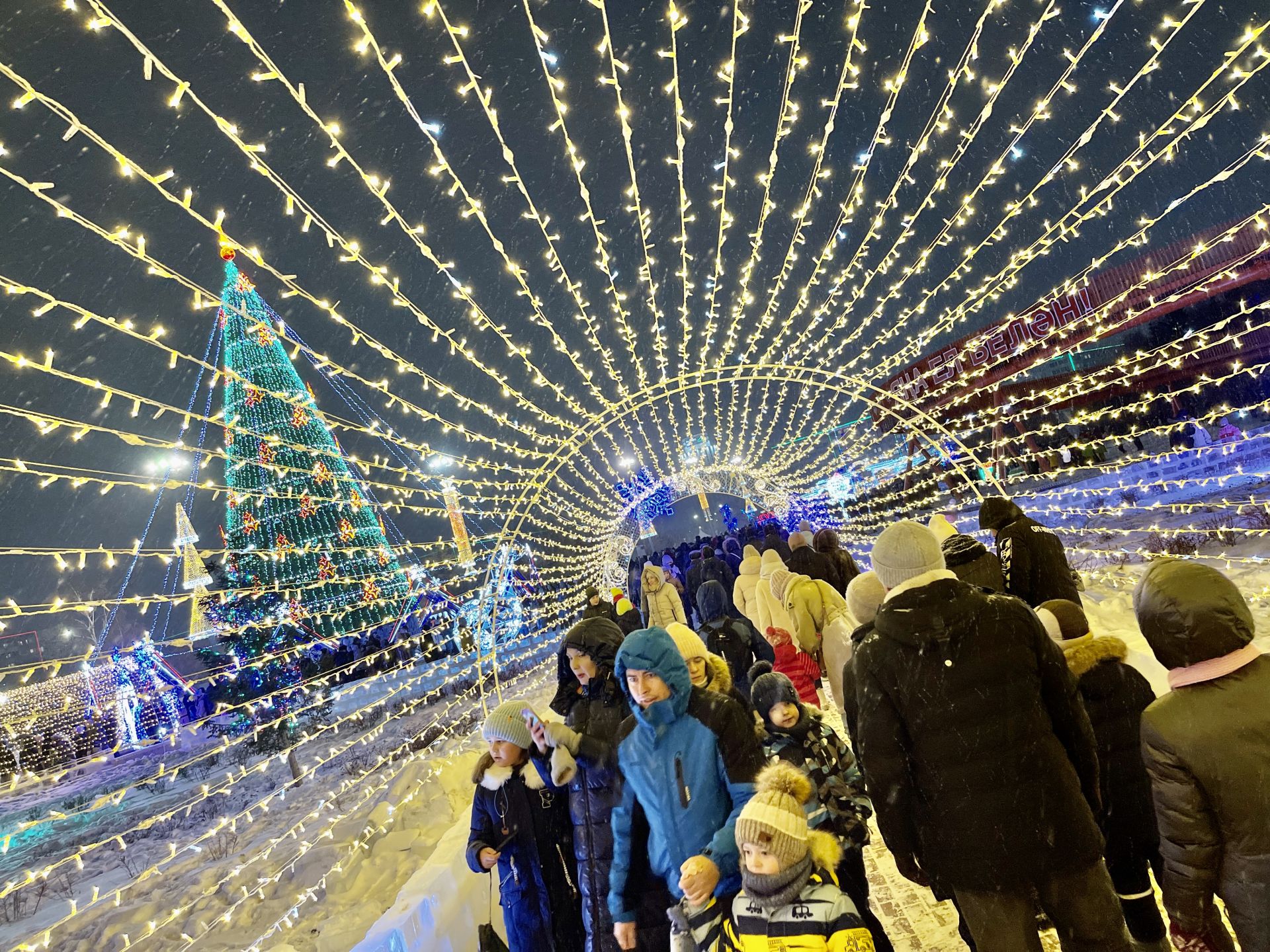 В Набережных Челнах открылась главная городская елка