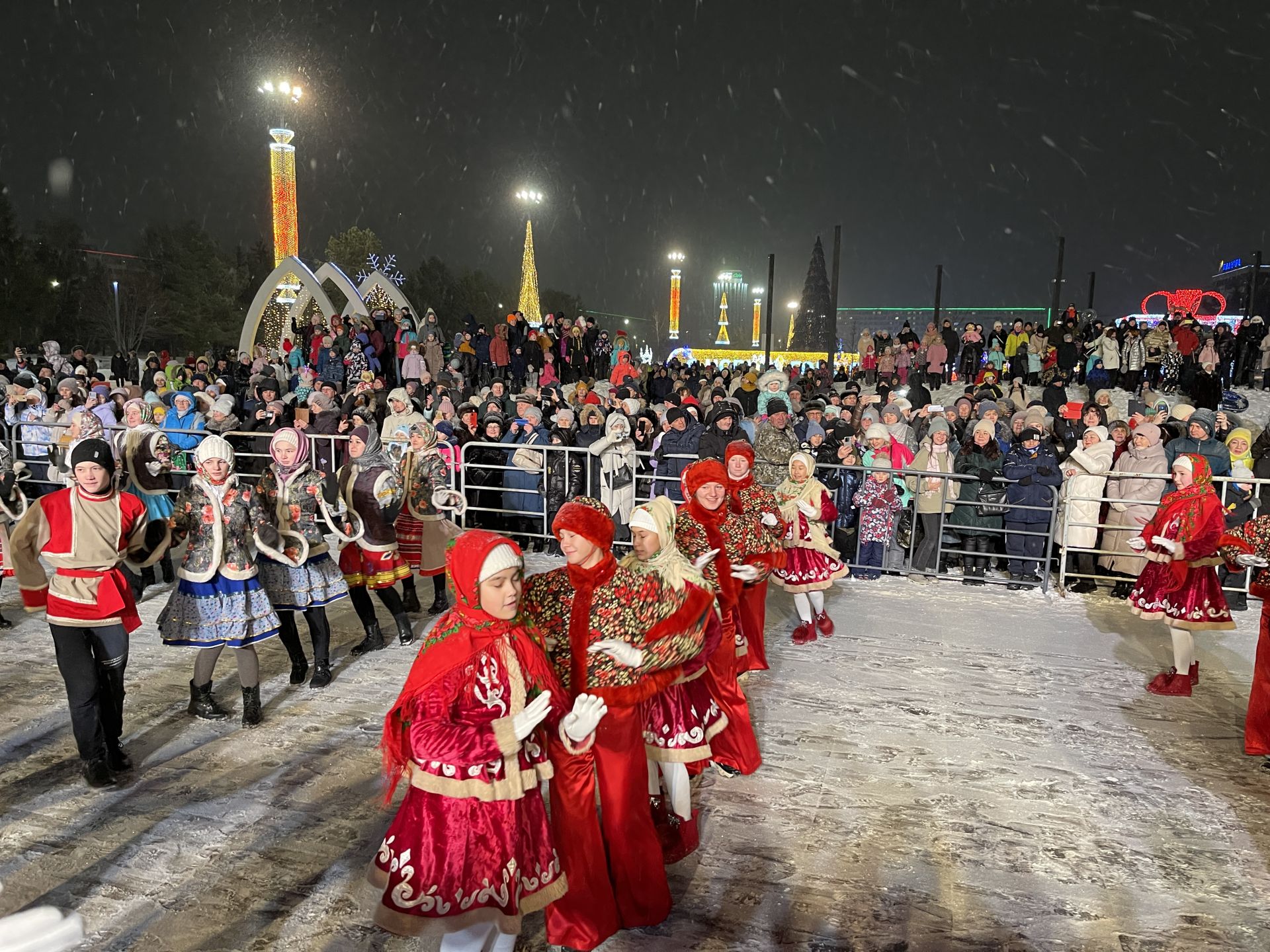 В Набережных Челнах открылась главная городская елка