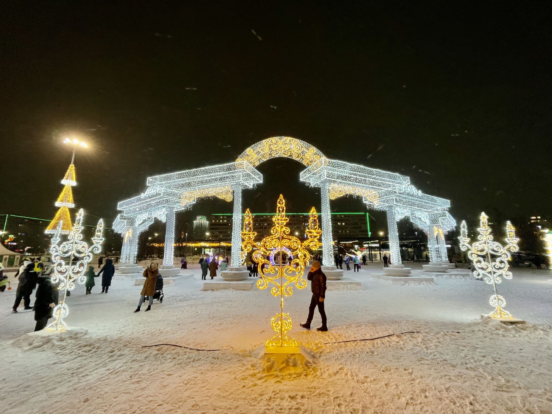 В Набережных Челнах открылась главная городская елка