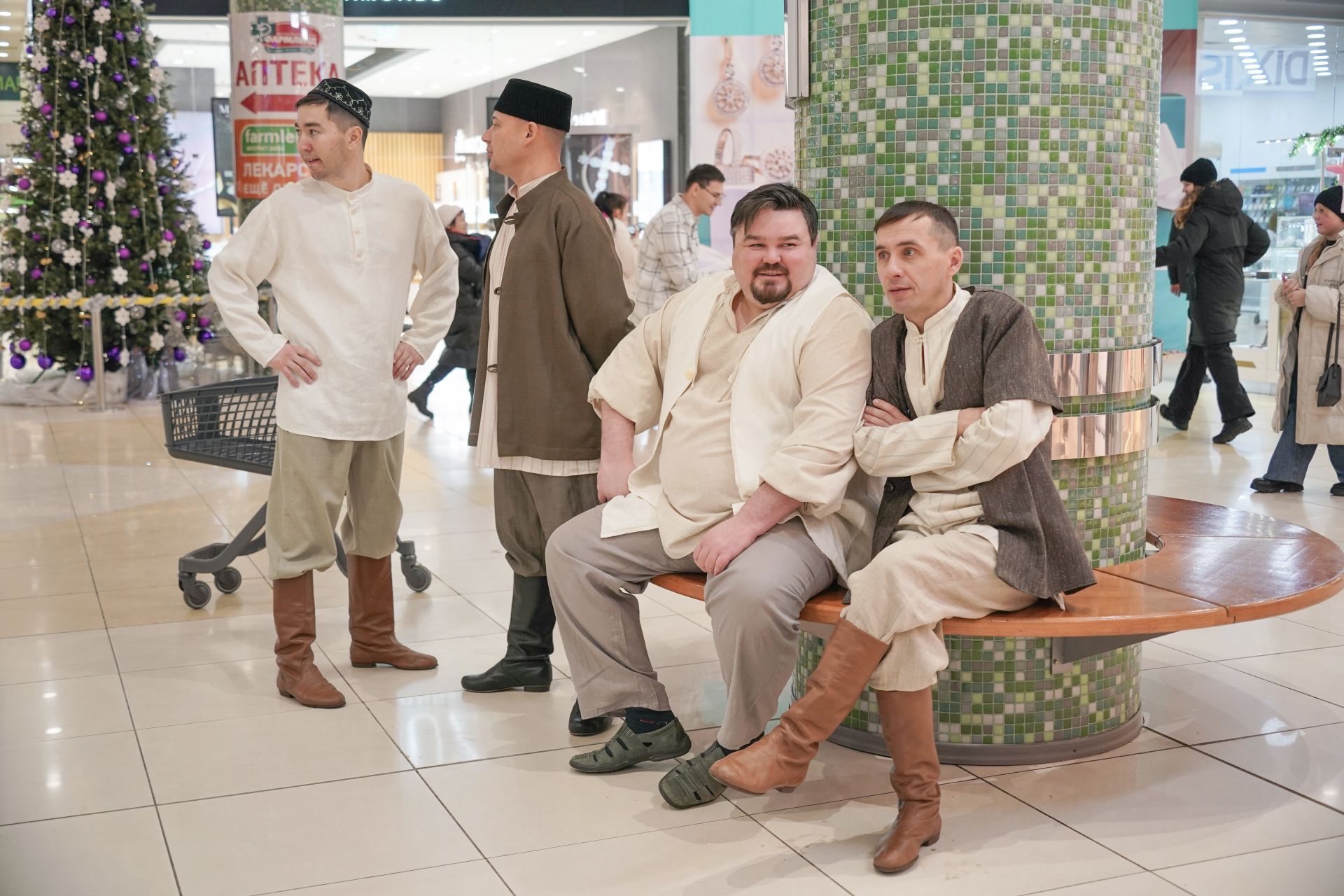Актеры театра сыграли отрывки из спектакля в торговом центре Челнов