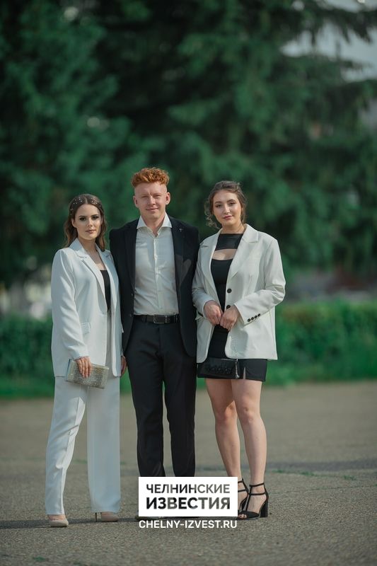 Ученики Пушкинского лицея показали моду на выпускном балу
