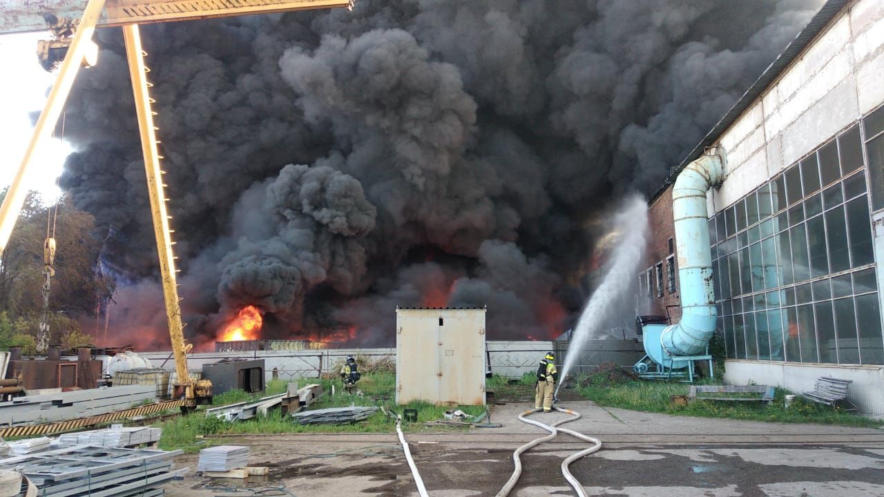 Крупный пожар в Челнах: на территории склада горят резина и пластик