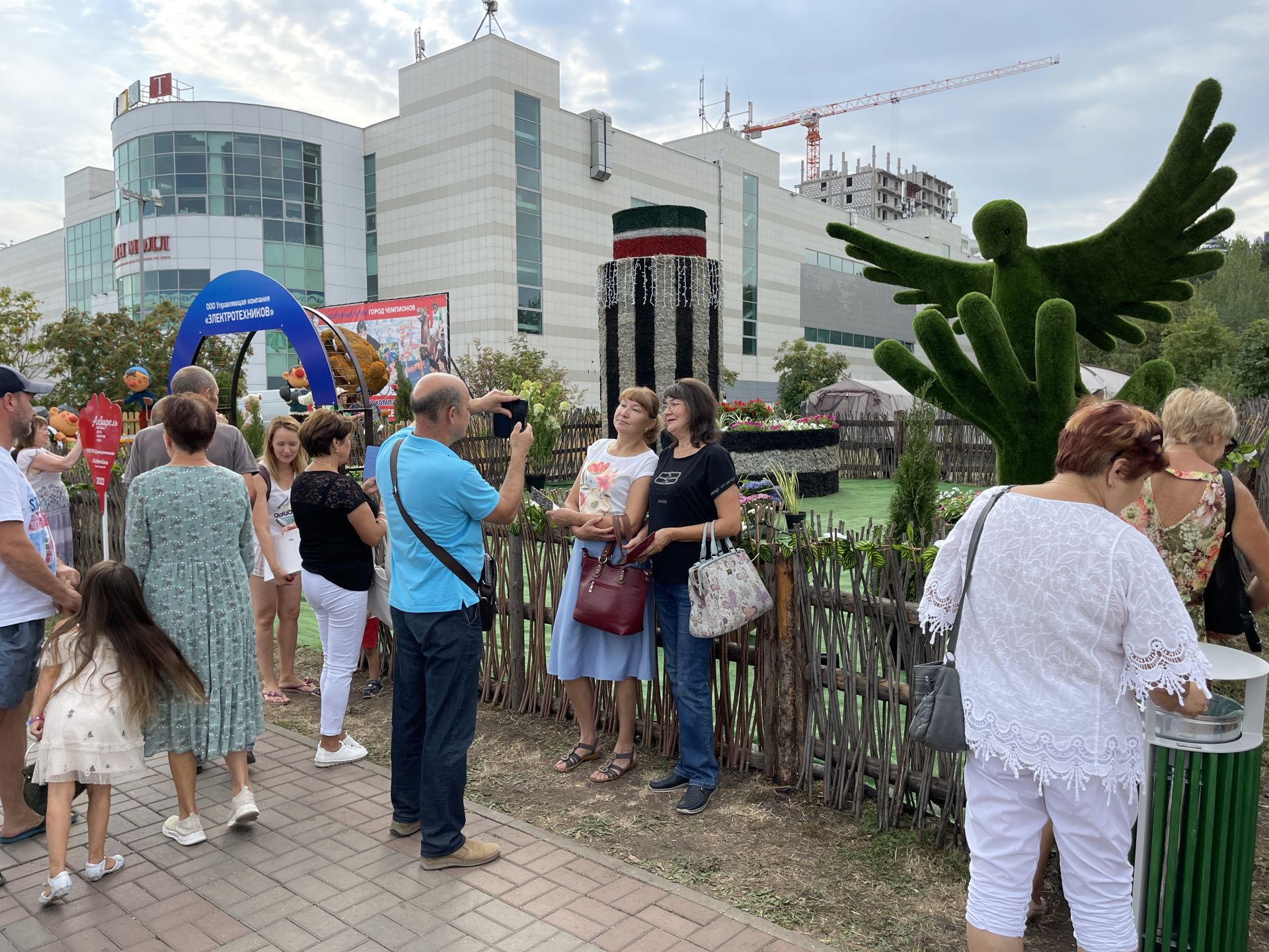 Фестиваль цветов: часы из прошлого, «тюбетейка» и картонные гонщики