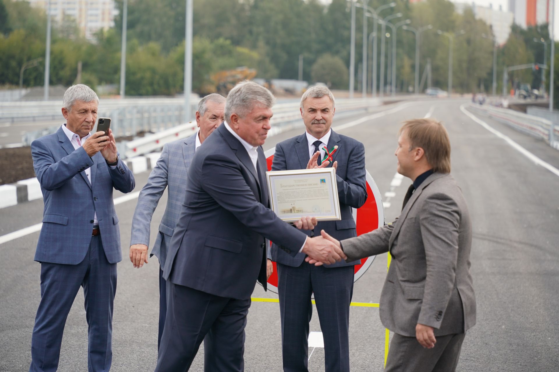 Набережная открытие челны. Мост в Набережных Челнах улица Гостева.