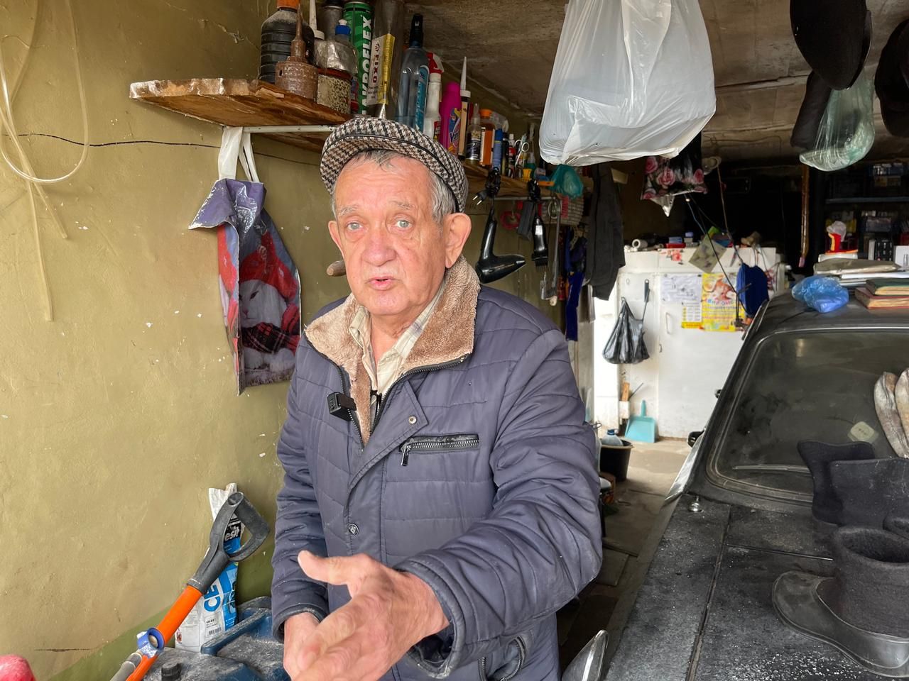 Больше десяти лет пенсионер живет в гараже