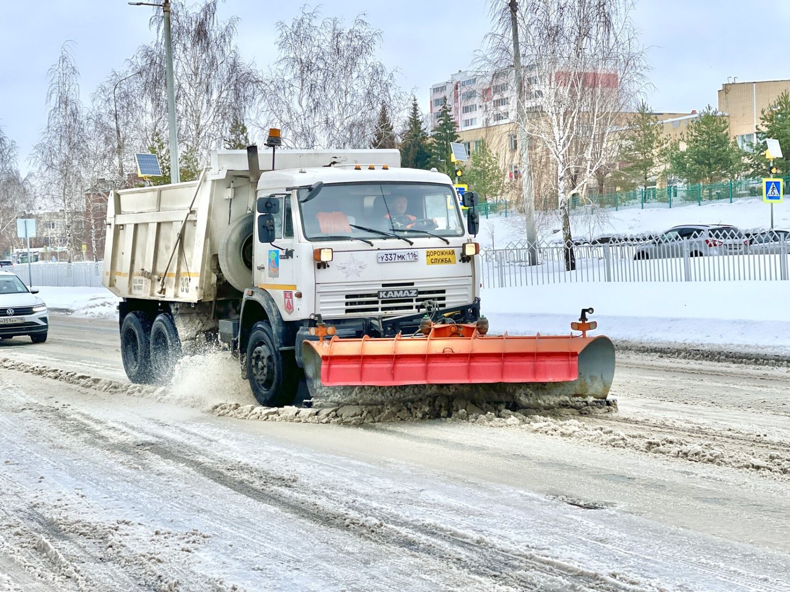 Белые Челны: дорожники города в усиленном режиме ликвидируют последствия  ночного снегопада