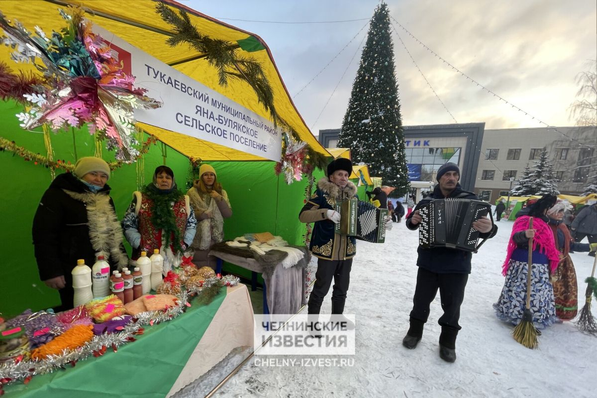 В Челнах предновогоднюю ярмарку посетил мэр Наиль Магдеев