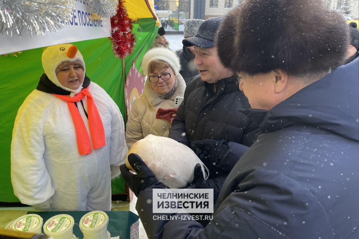 В Челнах предновогоднюю ярмарку посетил мэр Наиль Магдеев