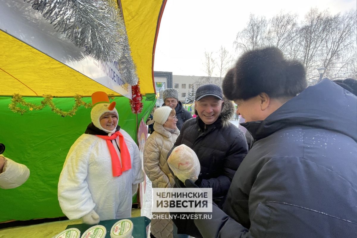 В Челнах предновогоднюю ярмарку посетил мэр Наиль Магдеев