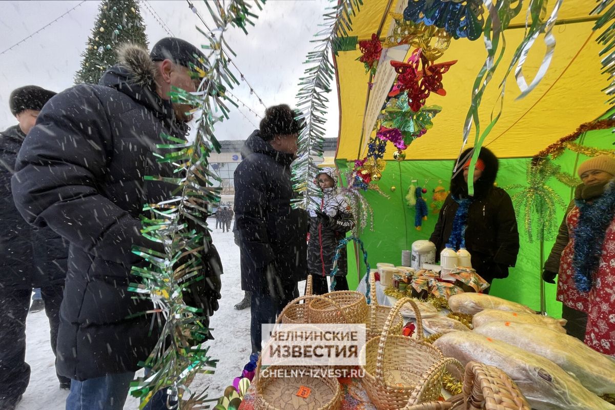 В Челнах предновогоднюю ярмарку посетил мэр Наиль Магдеев