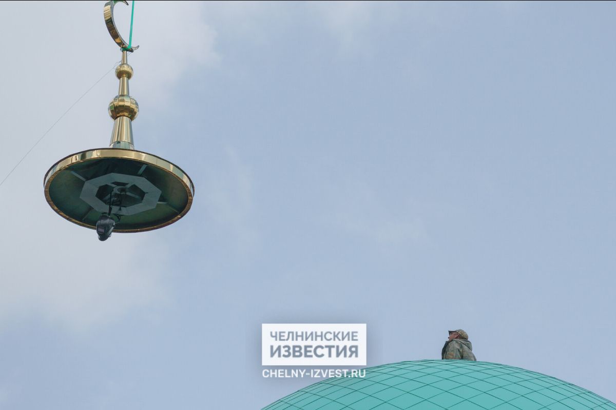 В Челнах на Соборную мечеть «Джамиг» водрузили 700-килограммовый полумесяц