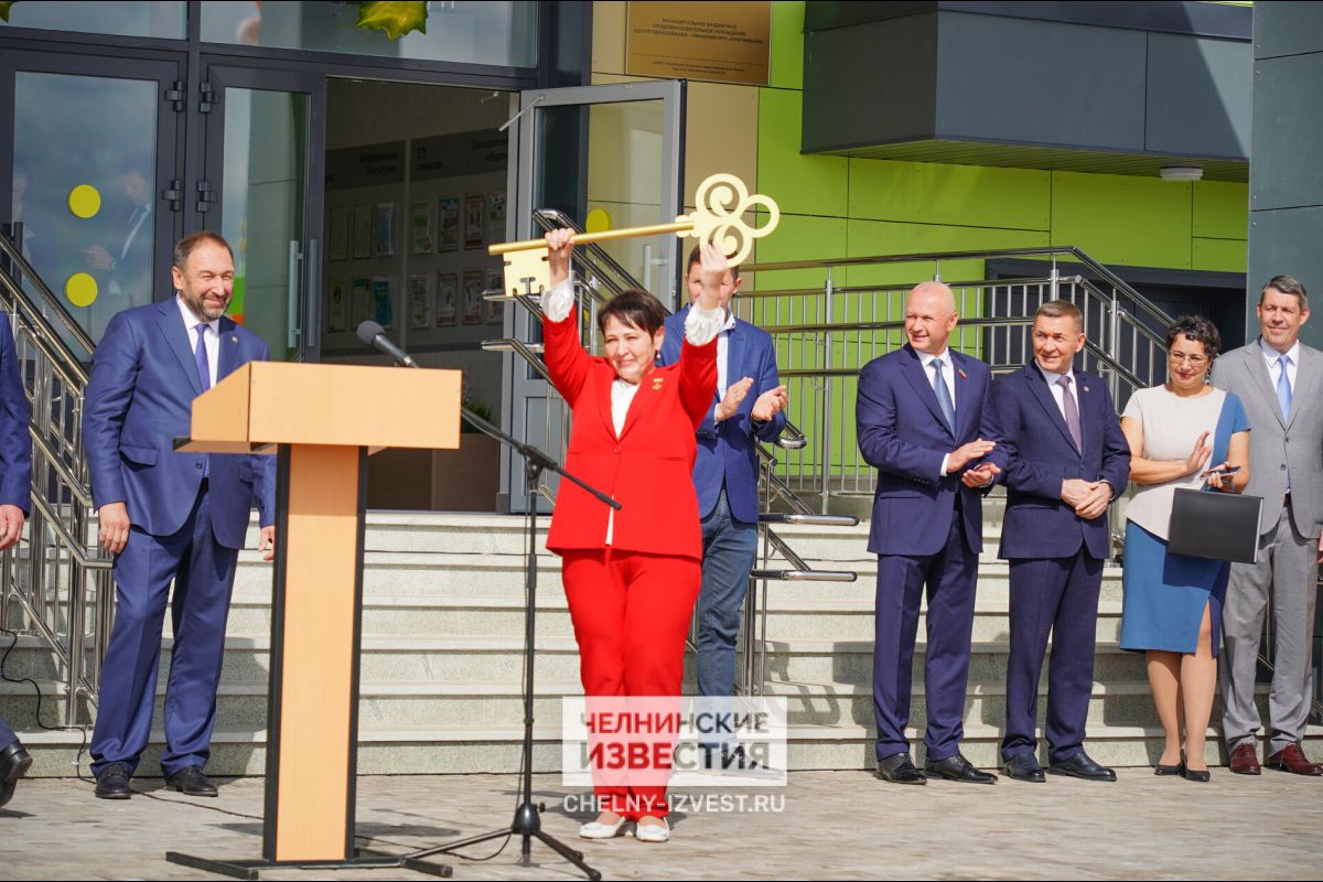 На открытие новых школ и детсада в Челнах приехал премьер-министр Татарстана