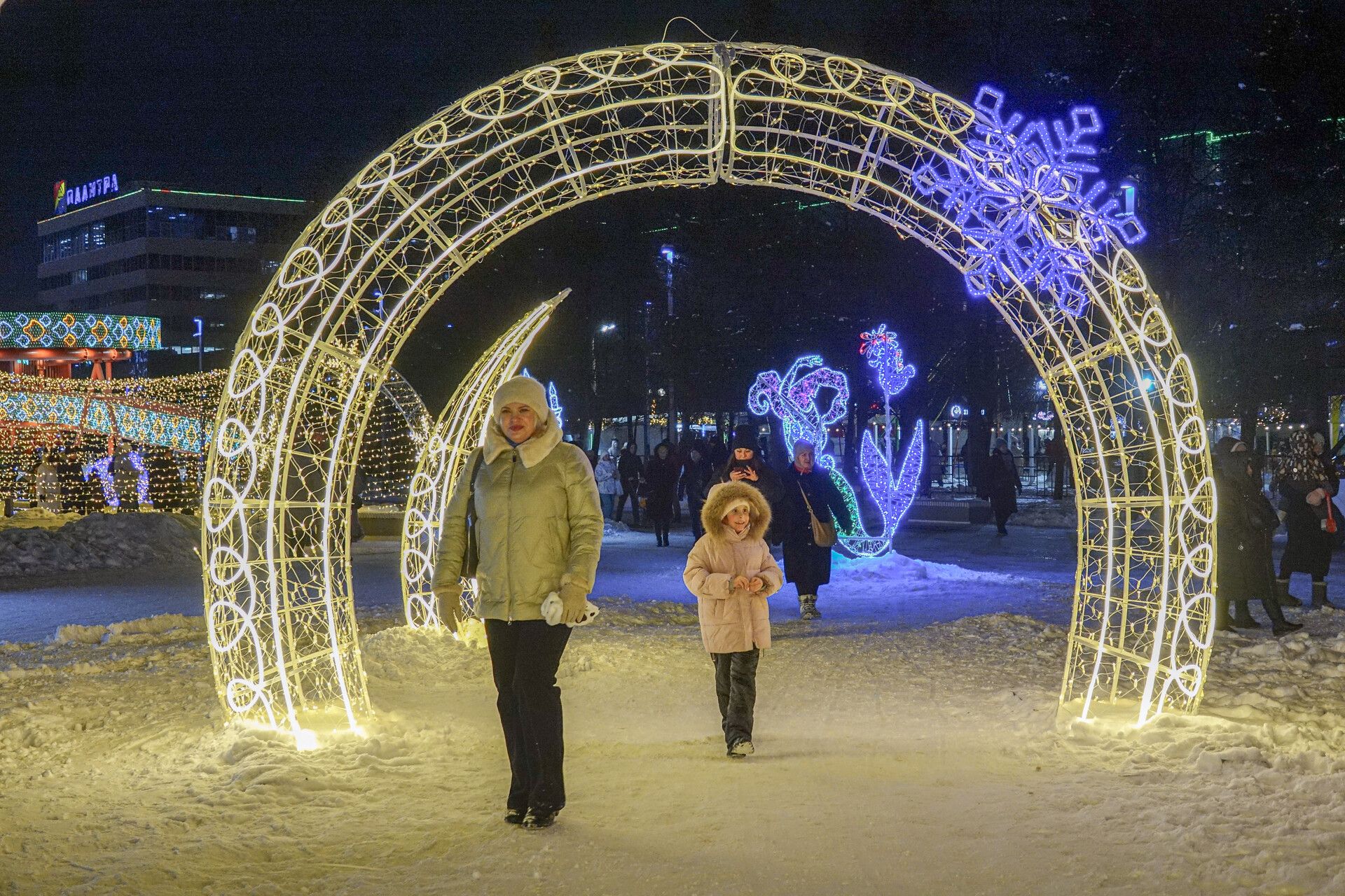 Фоторепортаж: как в Челнах зажгли главную елку на площади Азатлык