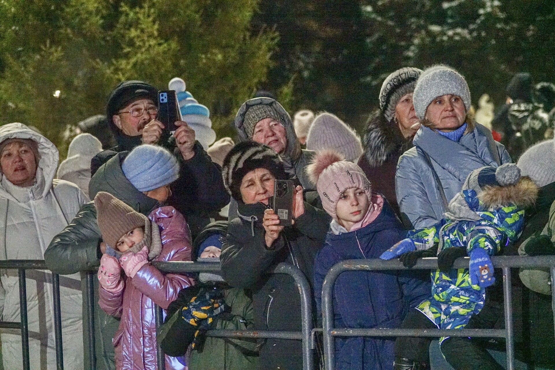 Фоторепортаж: как в Челнах зажгли главную елку на площади Азатлык