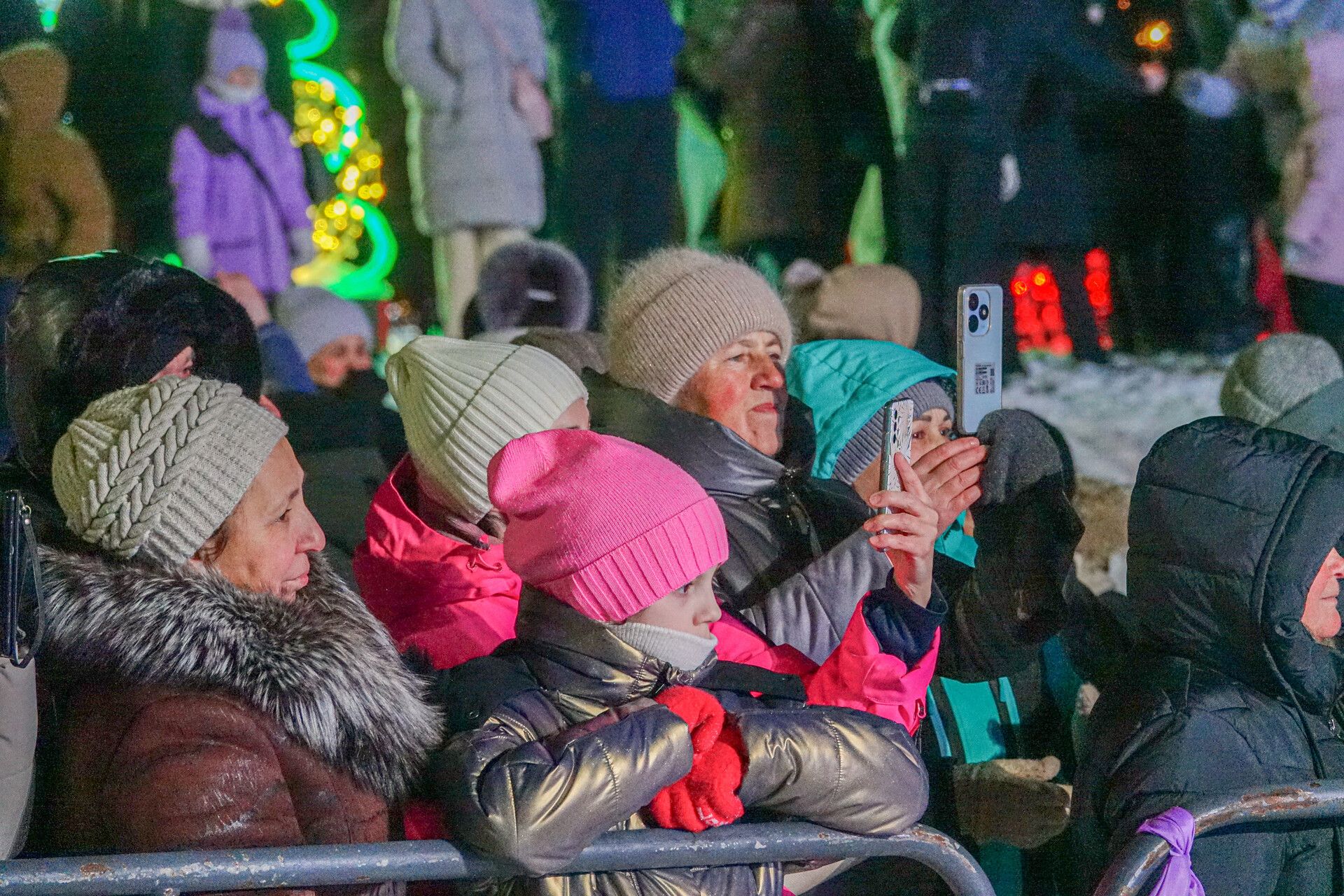 Фоторепортаж: как в Челнах зажгли главную елку на площади Азатлык