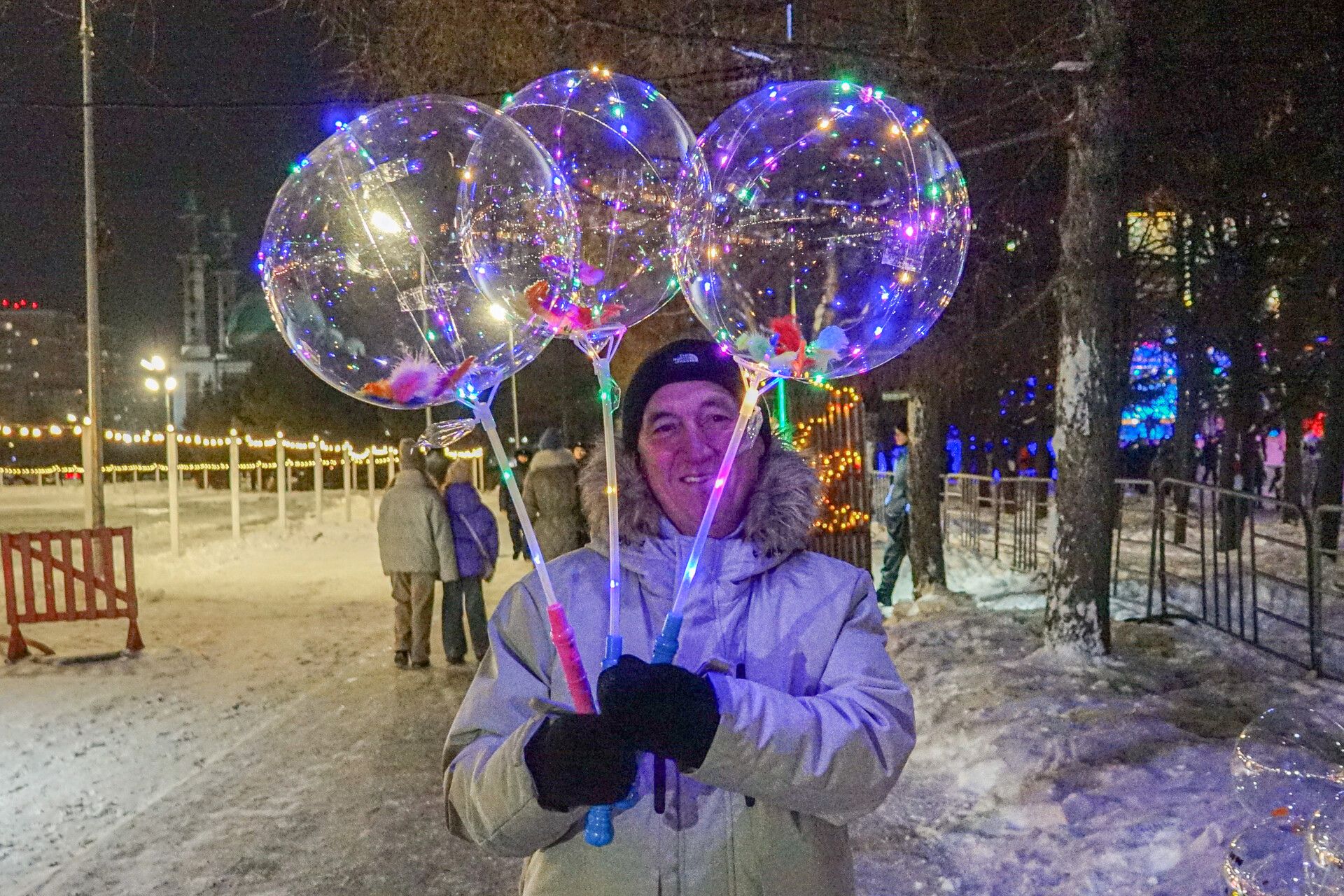 Фоторепортаж: как в Челнах зажгли главную елку на площади Азатлык