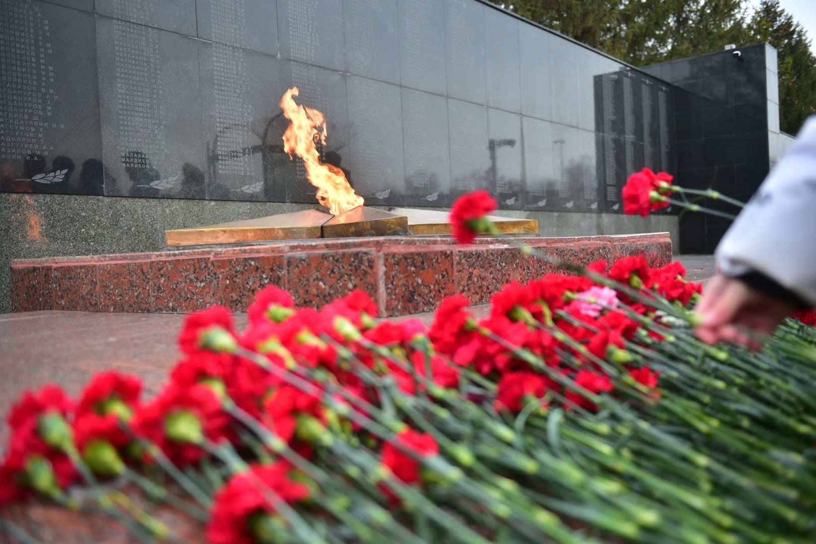 Фото: в Челнах состоялась церемония возложения цветов к Вечному огню