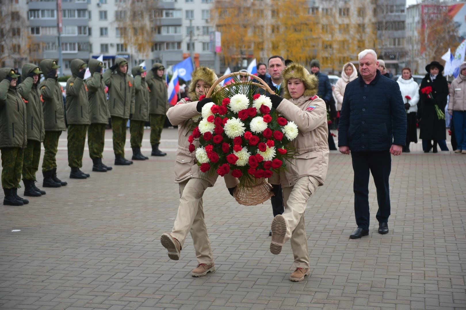 Фото: в Челнах состоялась церемония возложения цветов к Вечному огню