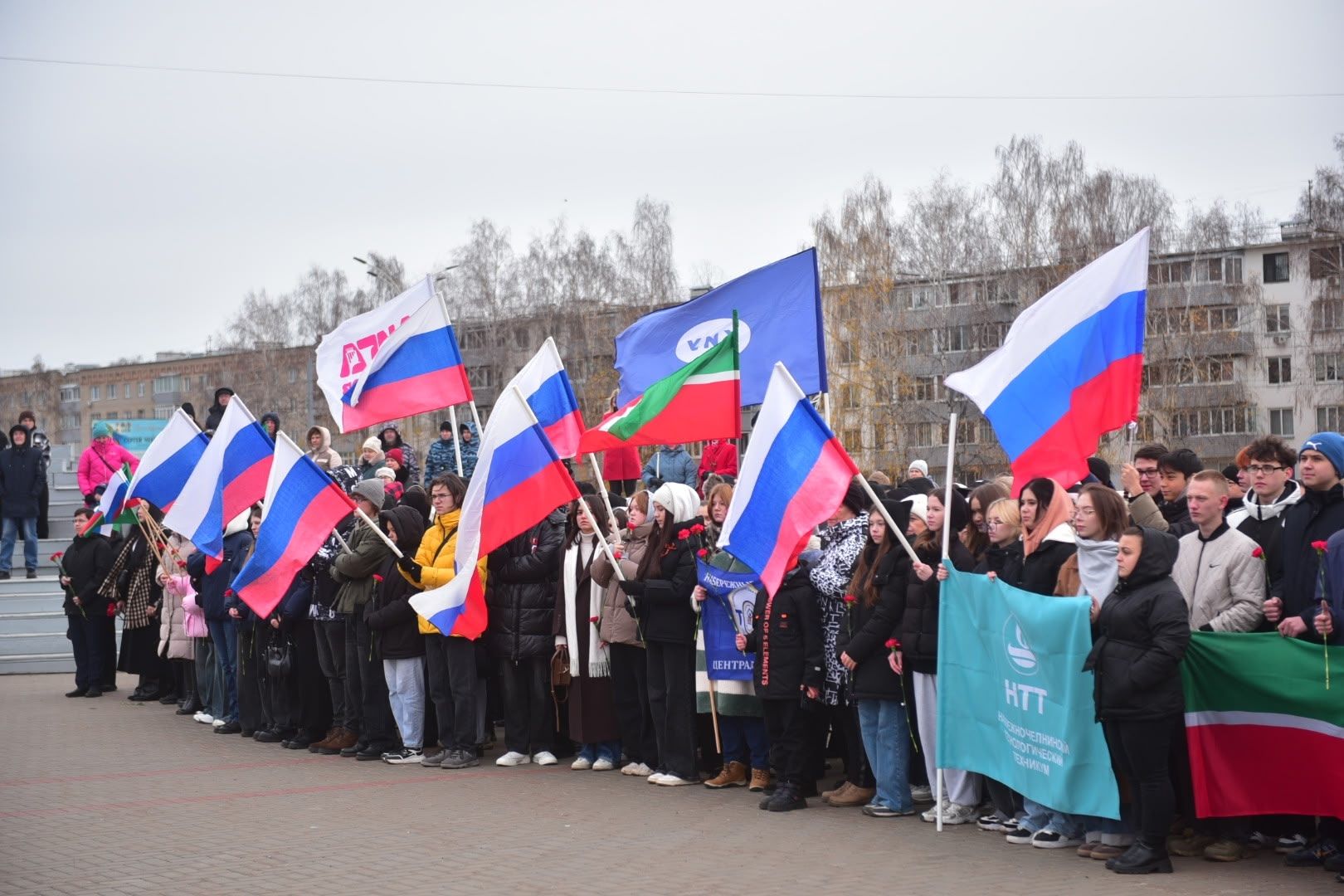 Фото: в Челнах состоялась церемония возложения цветов к Вечному огню
