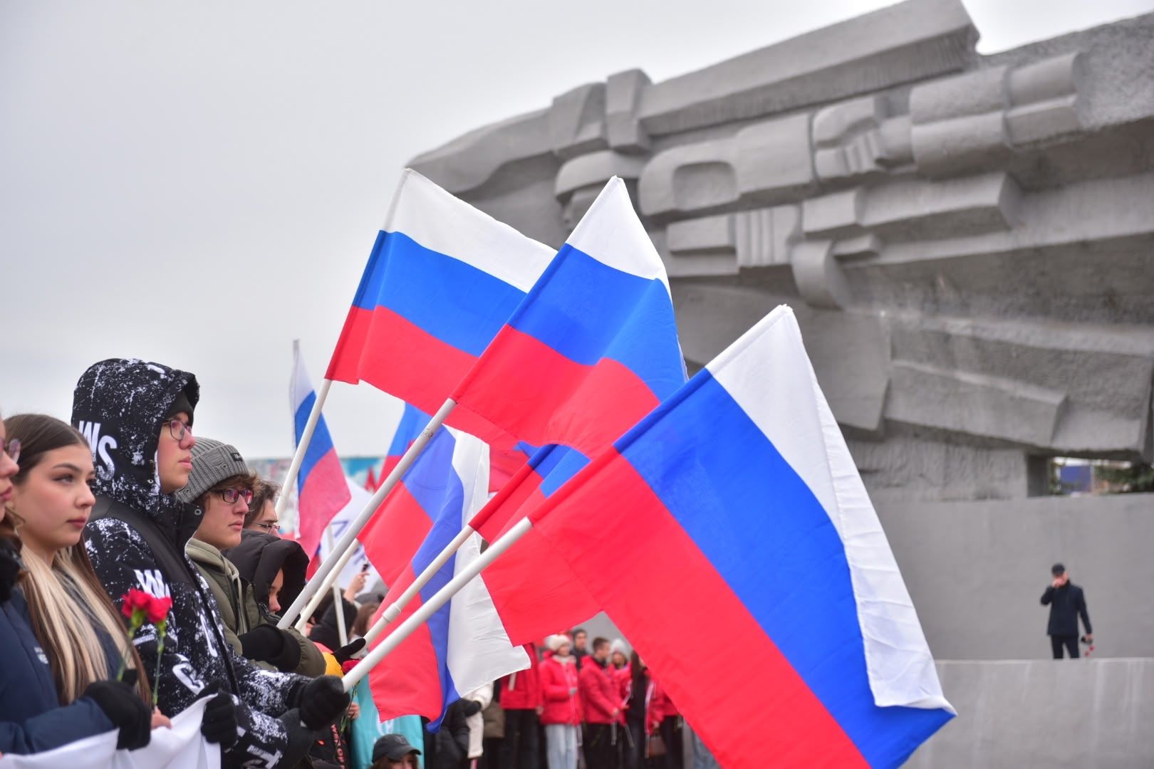 Фото: в Челнах состоялась церемония возложения цветов к Вечному огню