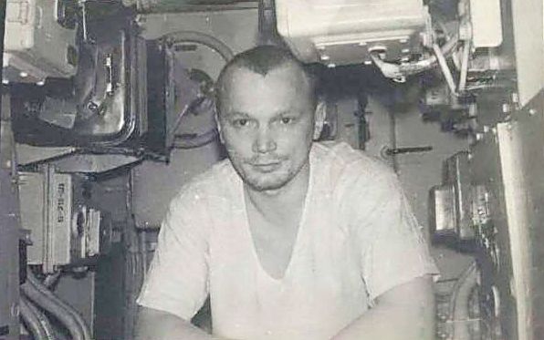 Новый год на подлодке и «оливье» в купе: истории о празднике на рабочем месте