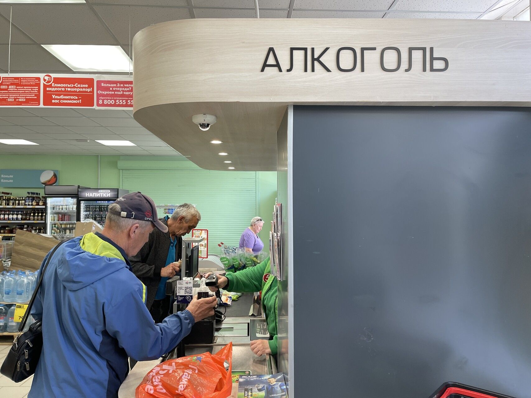 «Витрины не должны сверкать бутылками»: депутат выступает против открытой продажи алкоголя