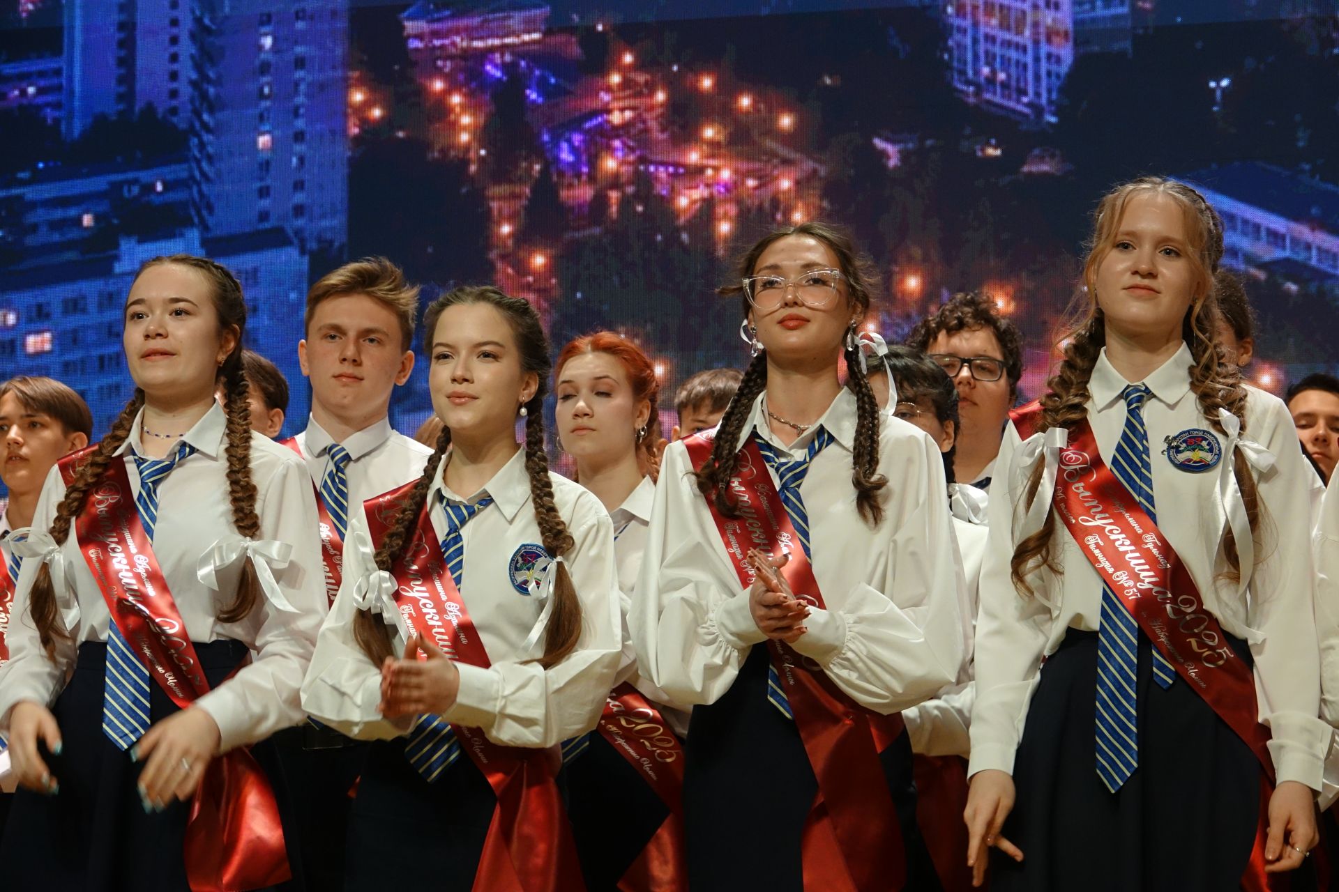 Для выпускников Набережных Челнов сегодня прозвенел последний звонок
