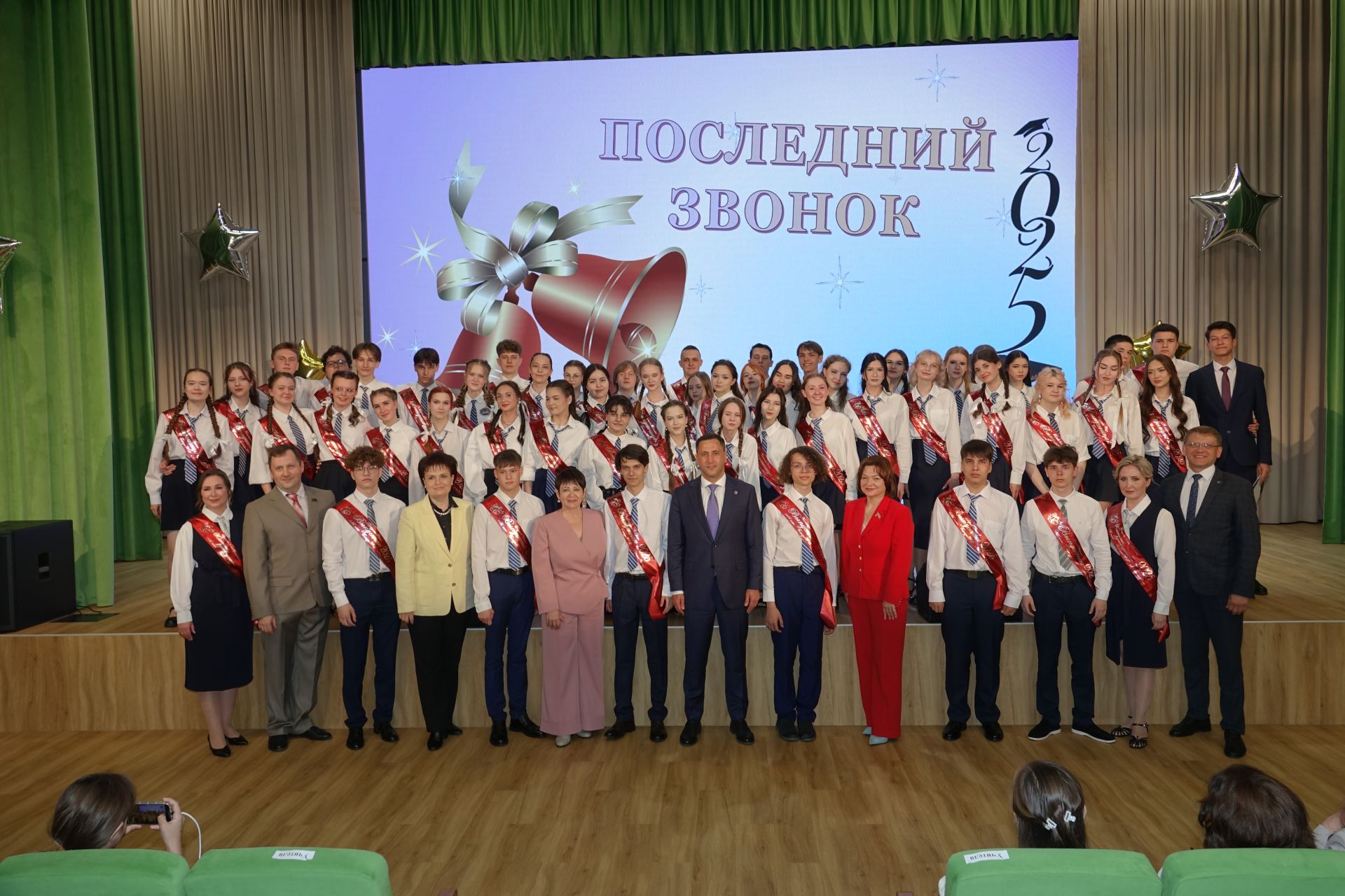 Для выпускников Набережных Челнов сегодня прозвенел последний звонок