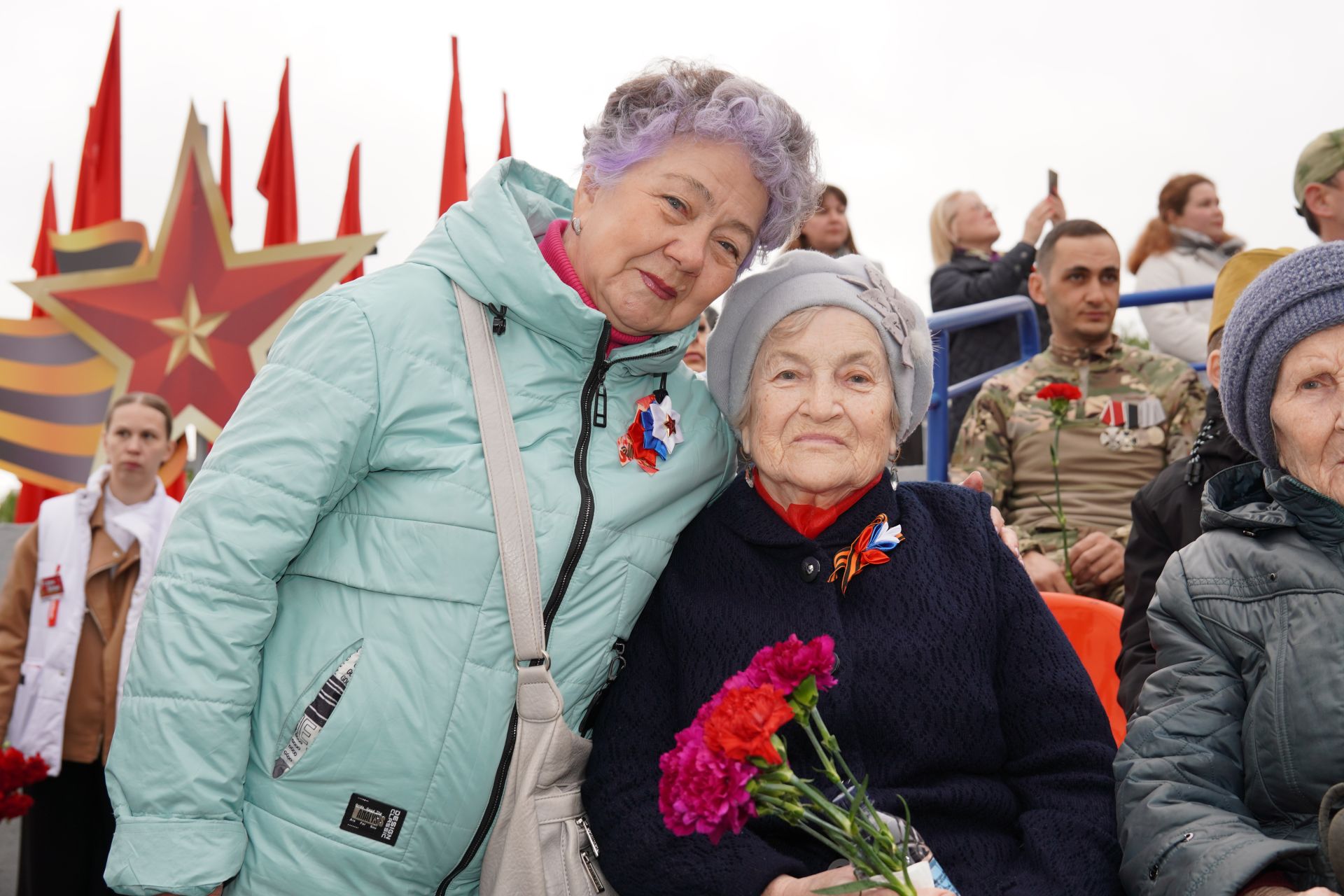 Тысячи челнинцев собрались с утра у мемориала «Родина-мать»