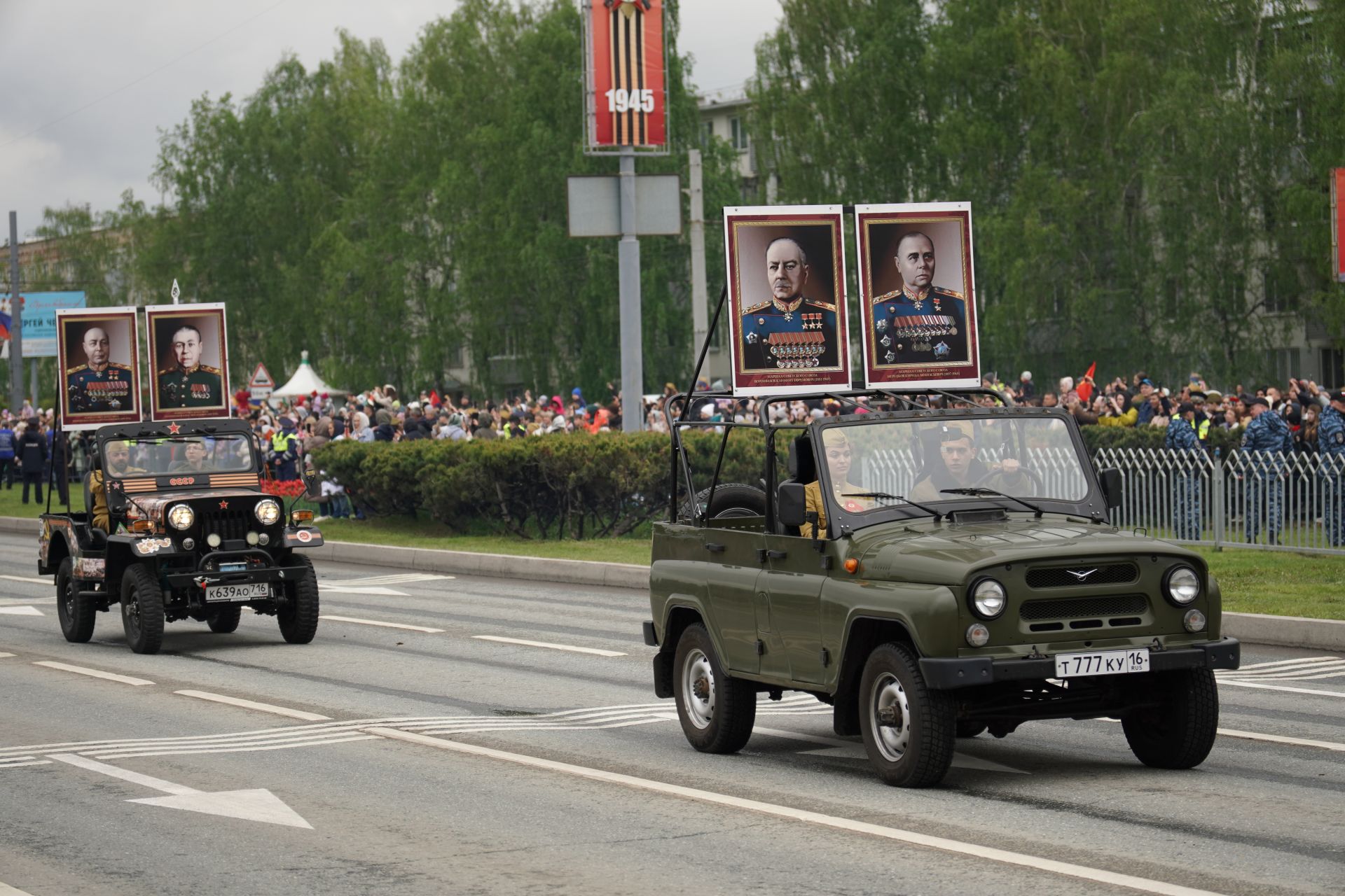 Редкие экземпляры ретроавтомобилей военных лет приняли участие в параде Победы