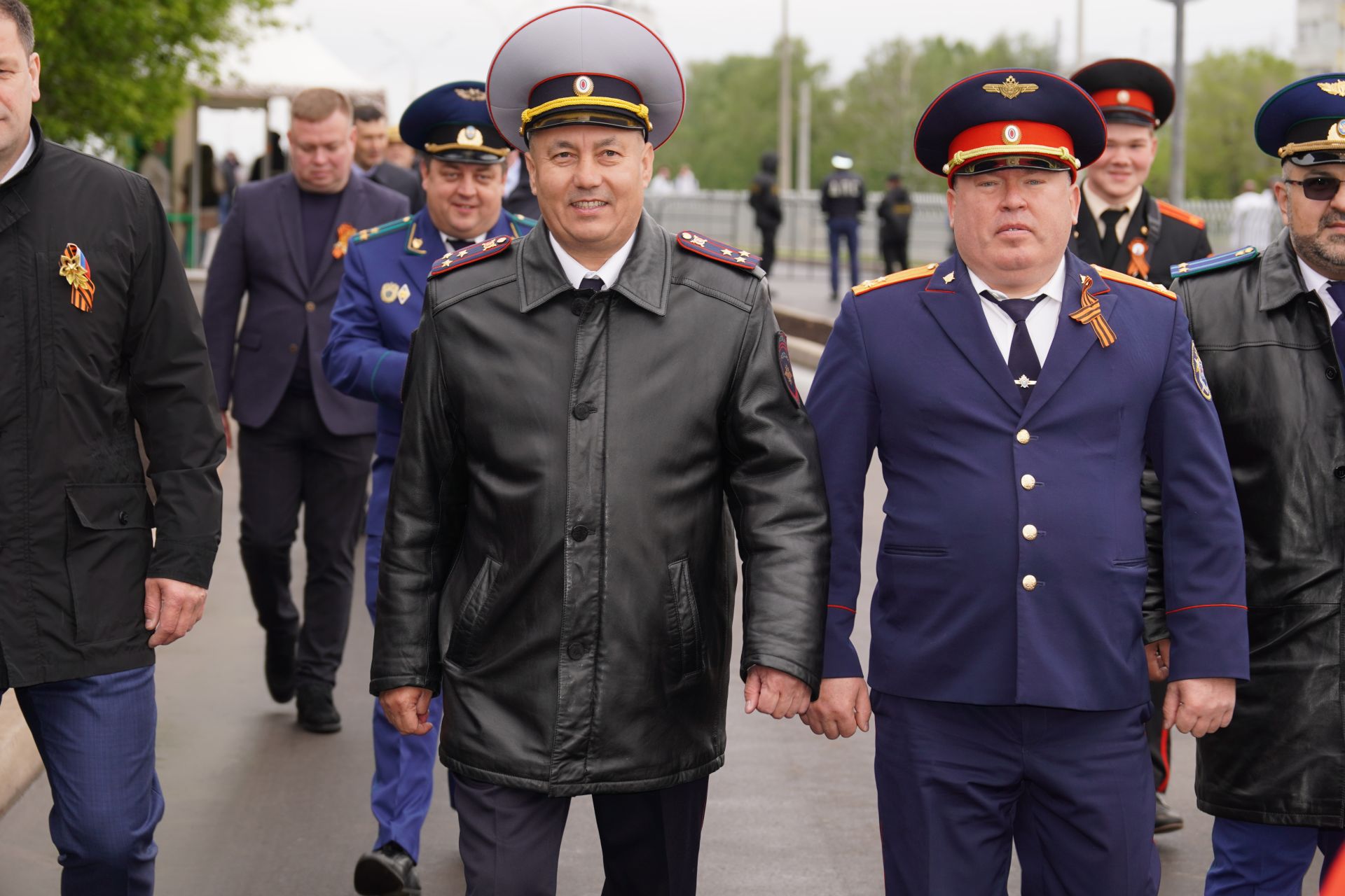 Тысячи челнинцев собрались с утра у мемориала «Родина-мать»