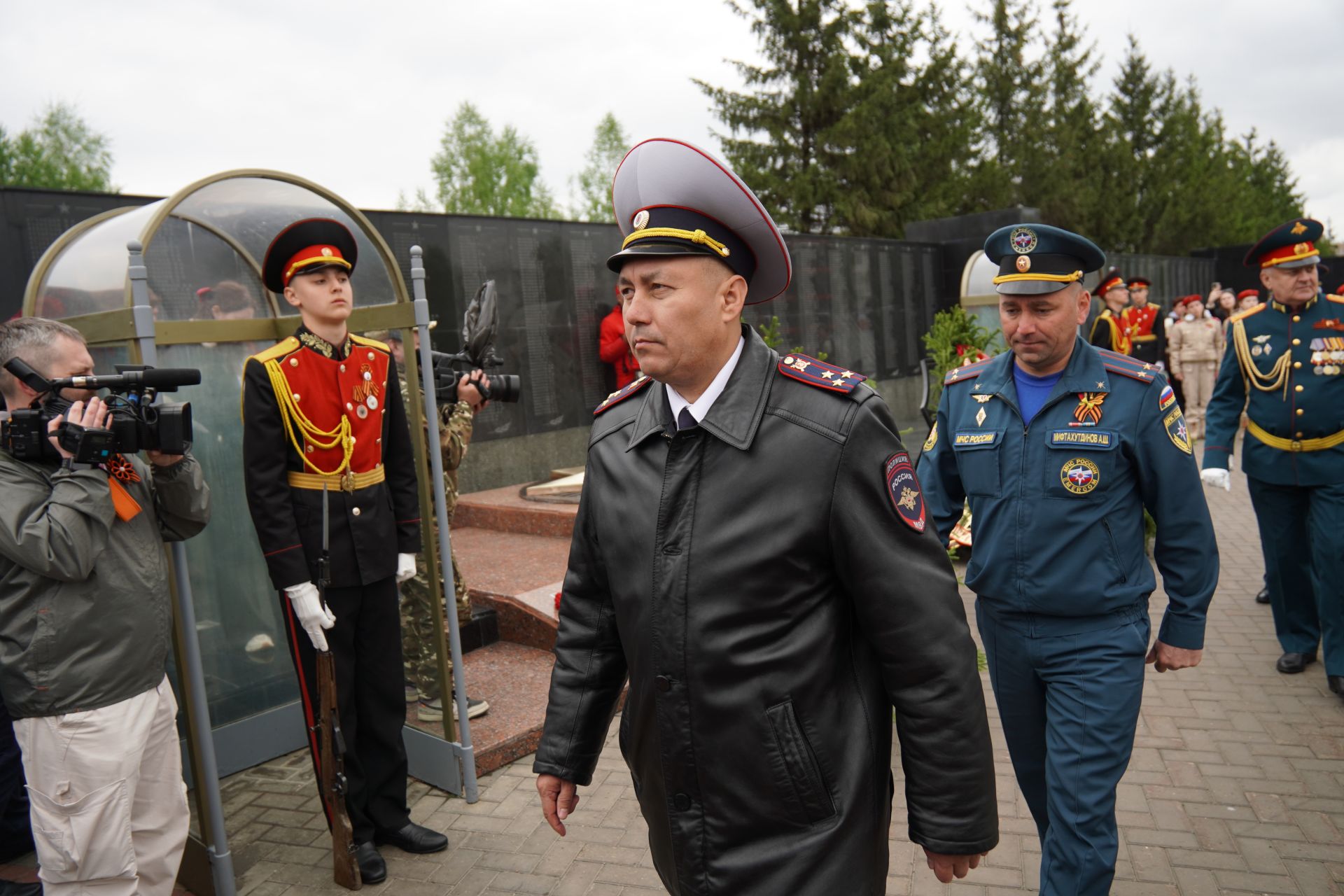 Большой фоторепортаж: как в Челнах отпраздновали День Победы