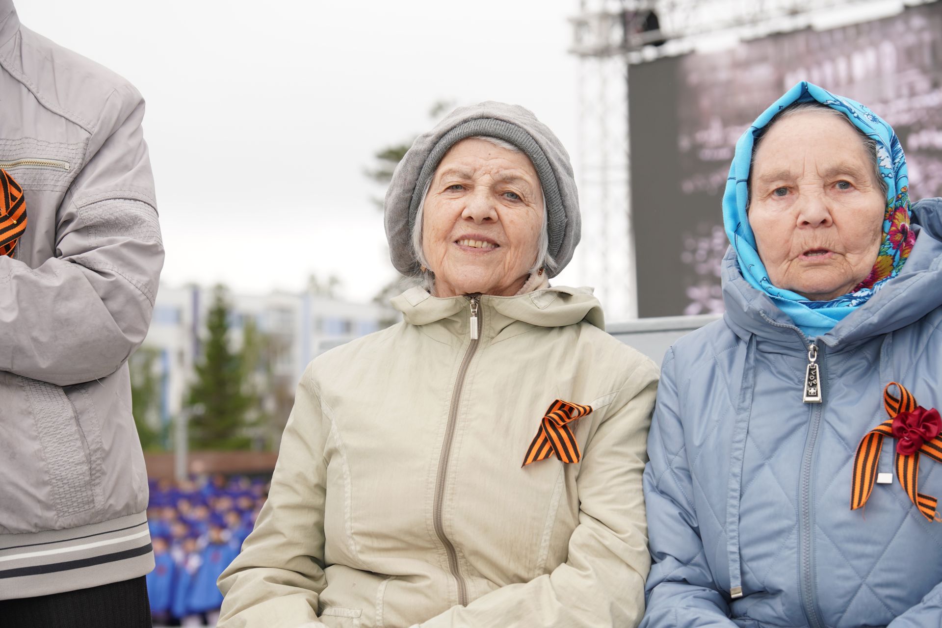 Тысячи челнинцев собрались с утра у мемориала «Родина-мать»