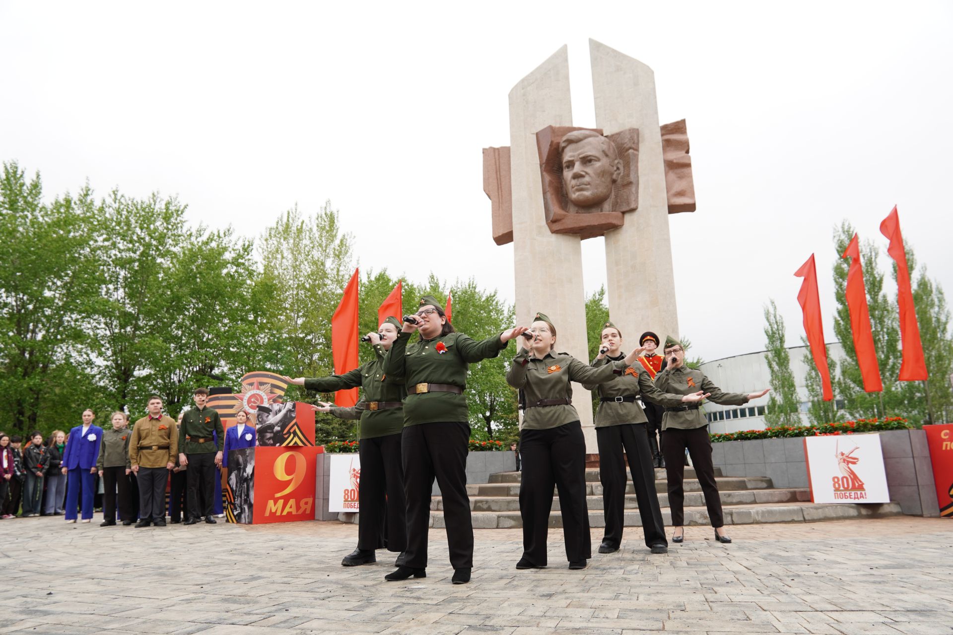 Большой фоторепортаж: как в Челнах отпраздновали День Победы