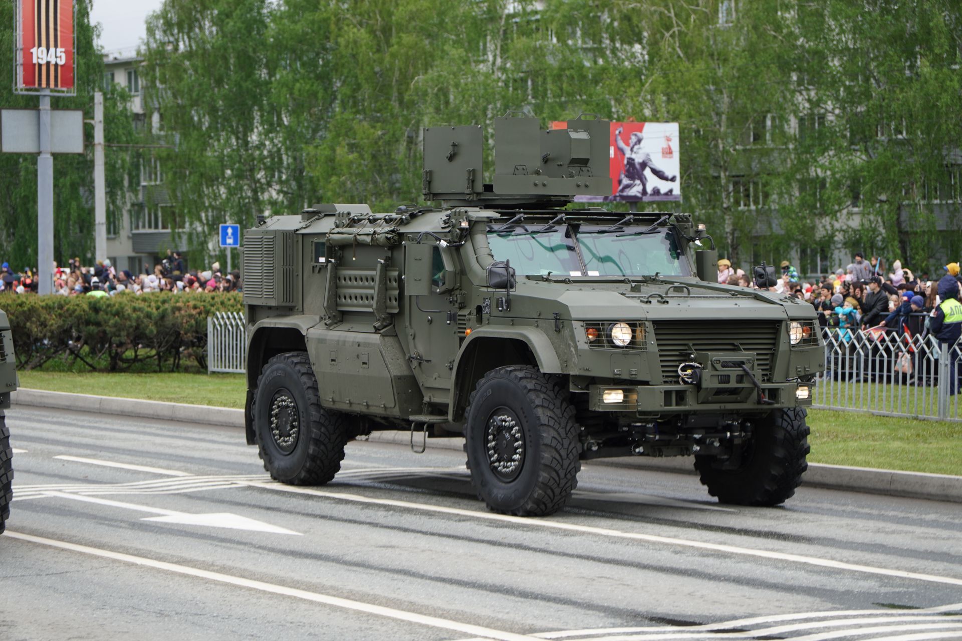 Редкие экземпляры ретроавтомобилей военных лет приняли участие в параде Победы
